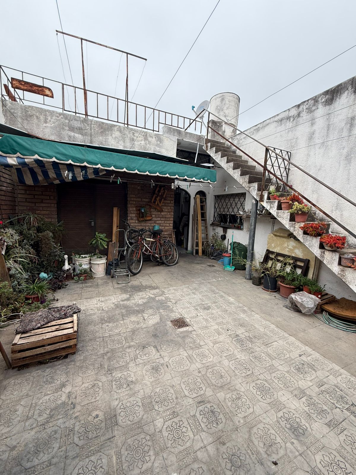 VENTA CASA 4 DORMITORIOS EN BARRIO MAIPU