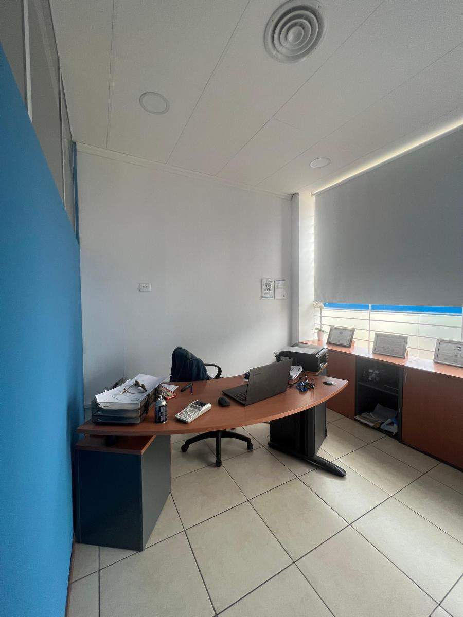 VENTA LOCAL COMERCIAL EN BARRIO CERRO DE LAS ROSAS