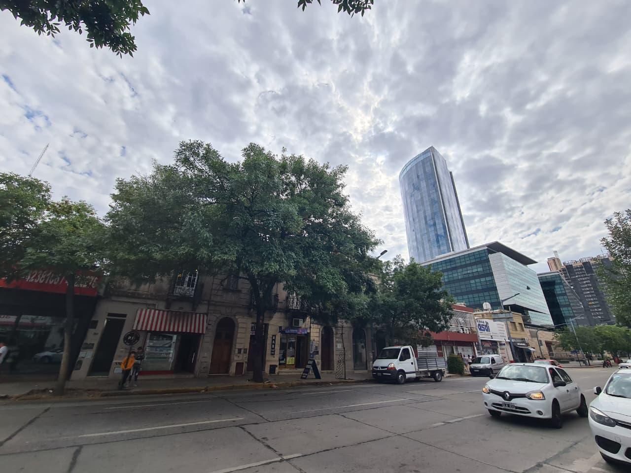 OPORTUNIDAD VENTA CASA  A RECICLAR CENTRICA 10 AMBIENTES