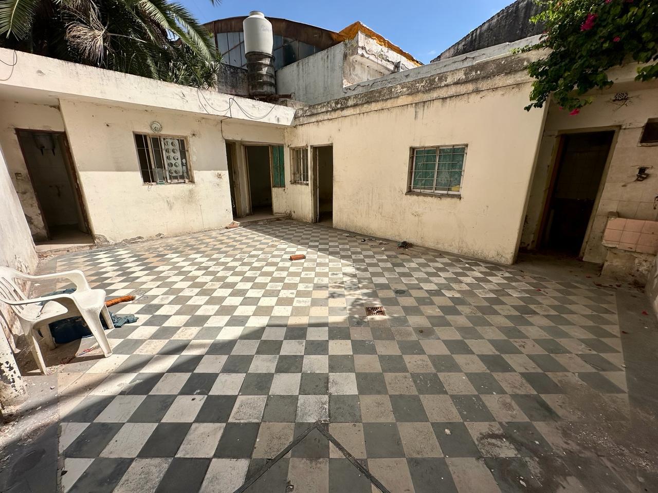 OPORTUNIDAD VENTA CASA  A RECICLAR CENTRICA 10 AMBIENTES