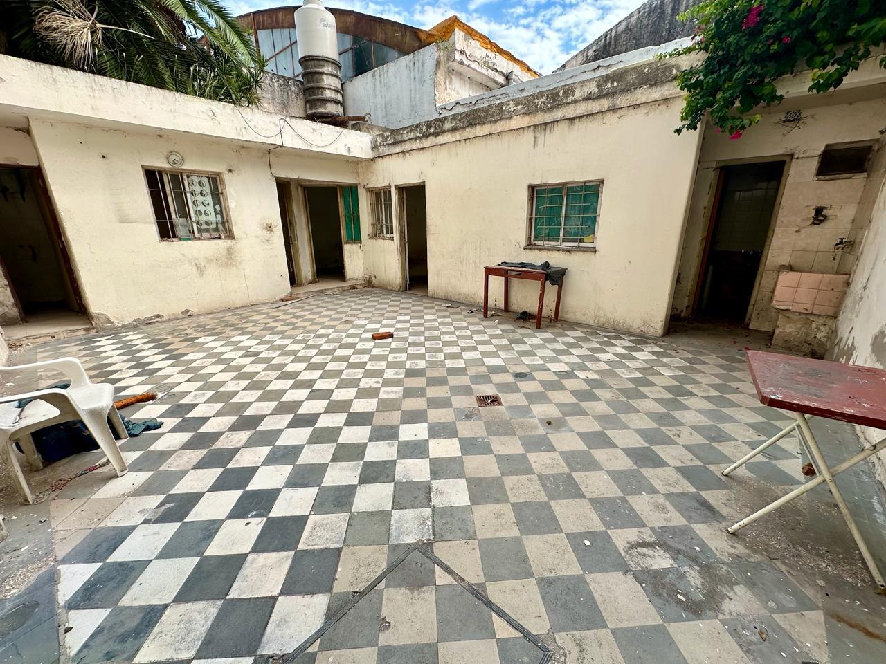 OPORTUNIDAD VENTA CASA  A RECICLAR CENTRICA 10 AMBIENTES