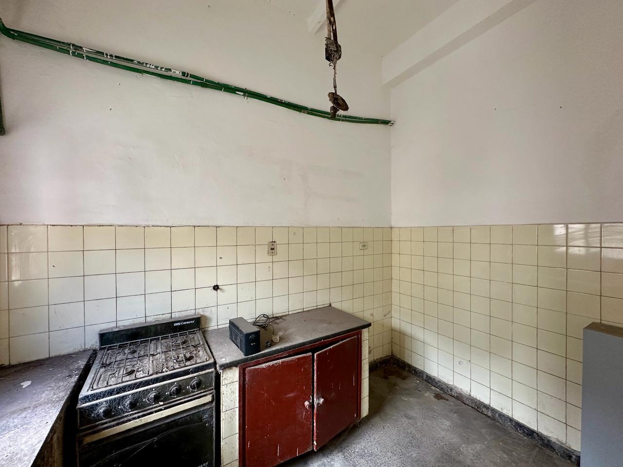 OPORTUNIDAD VENTA CASA  A RECICLAR CENTRICA 10 AMBIENTES