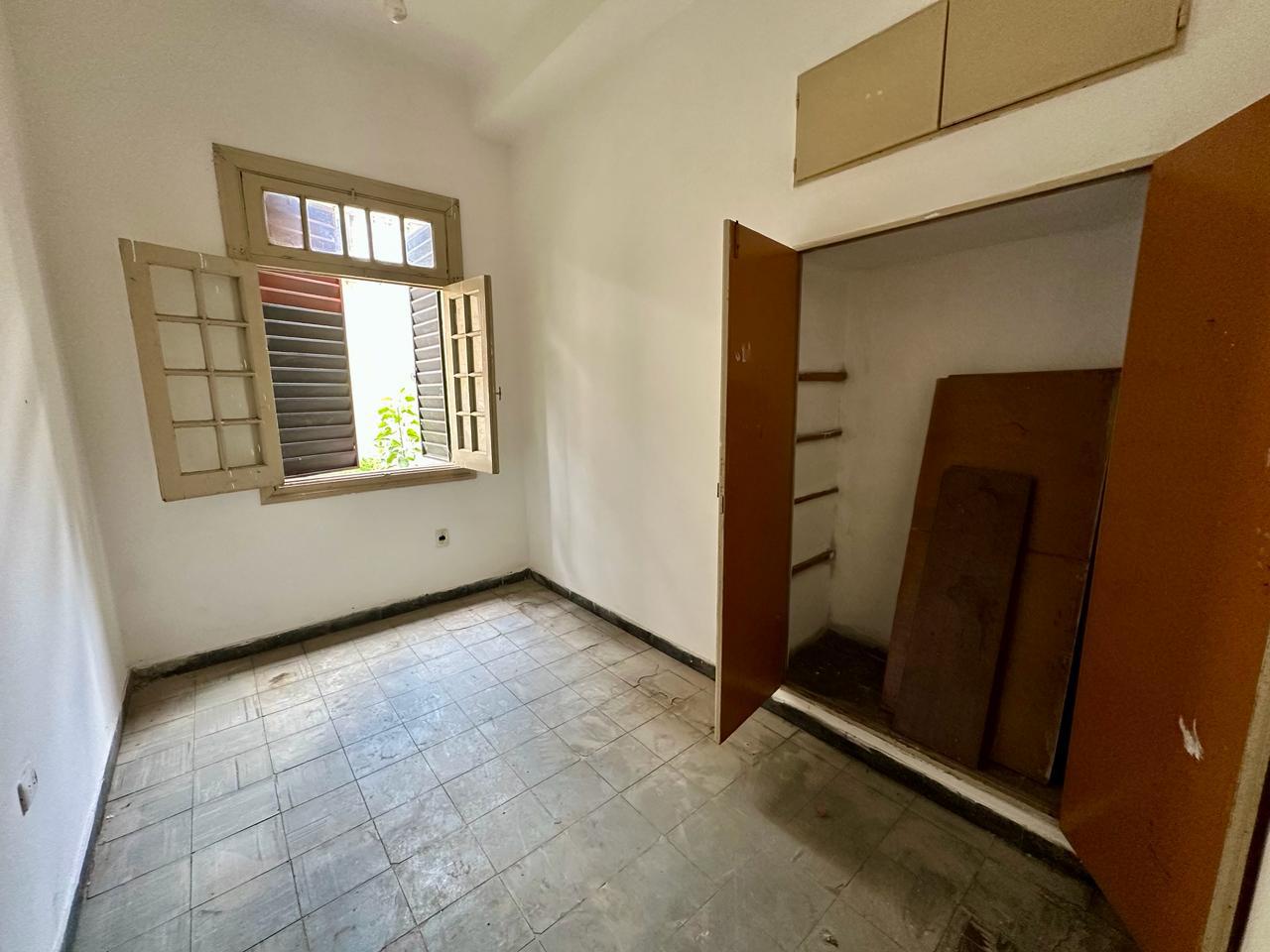 OPORTUNIDAD VENTA CASA  A RECICLAR CENTRICA 10 AMBIENTES
