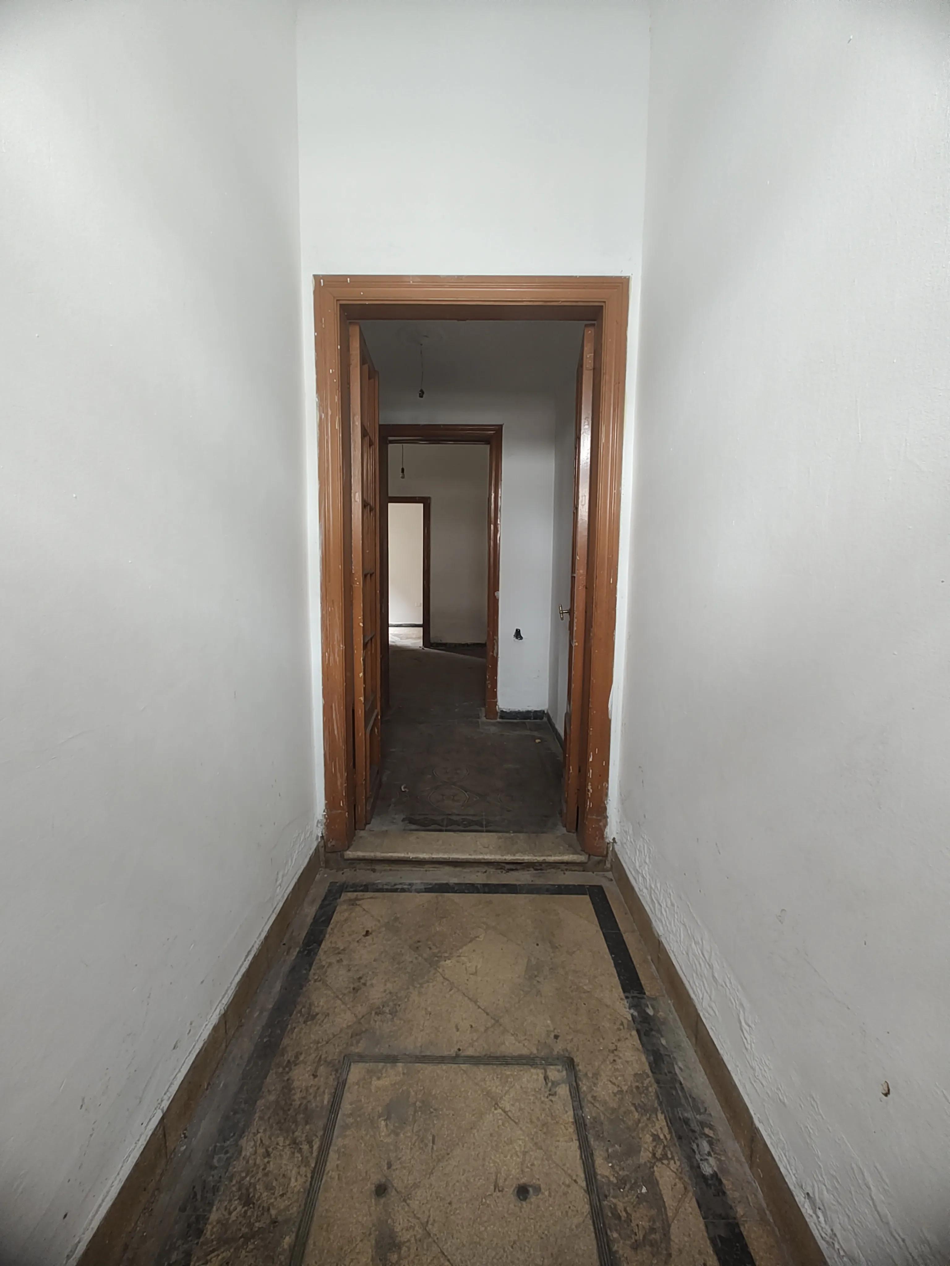 OPORTUNIDAD VENTA CASA  A RECICLAR CENTRICA 10 AMBIENTES