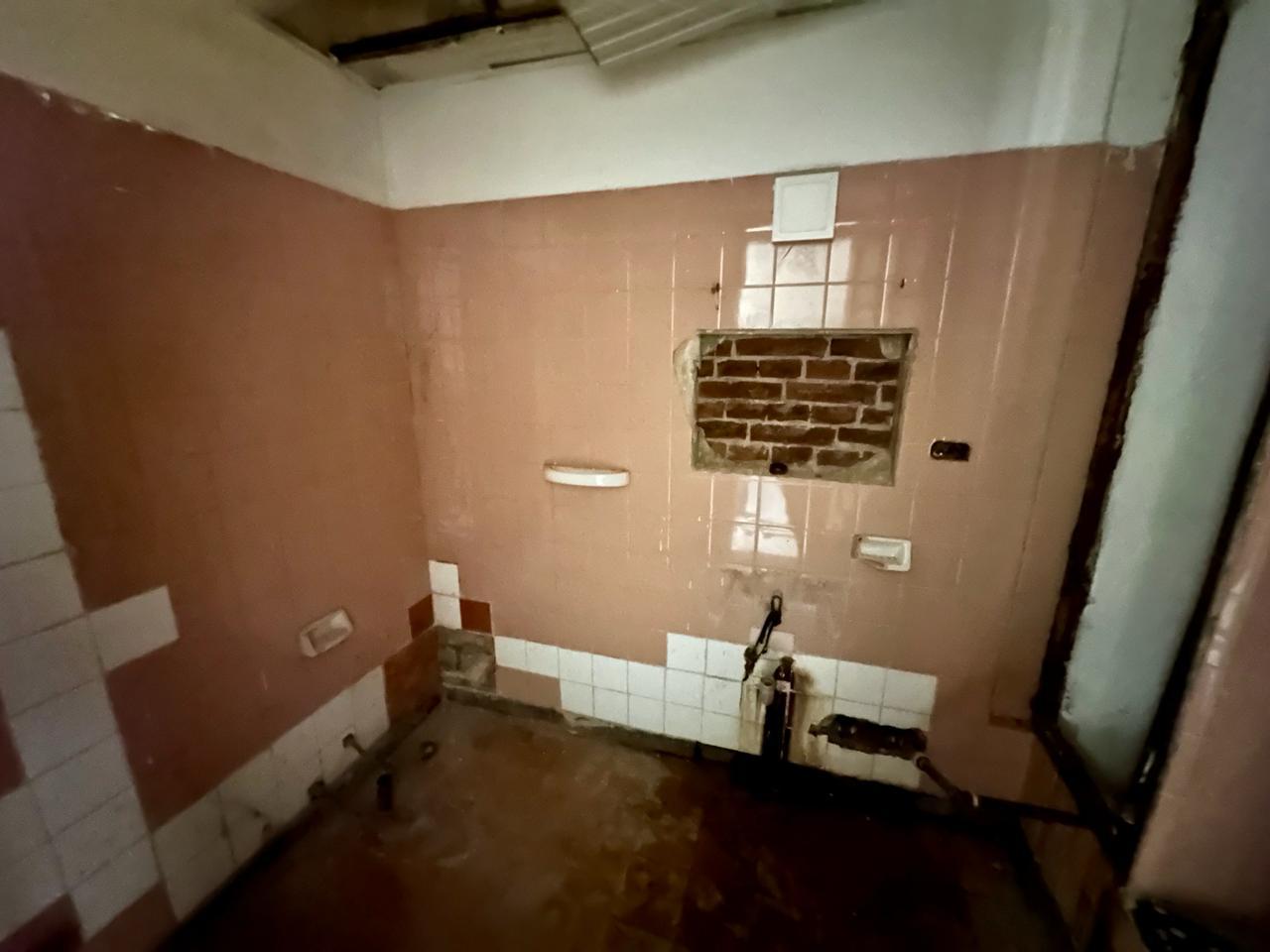 OPORTUNIDAD VENTA CASA  A RECICLAR CENTRICA 10 AMBIENTES