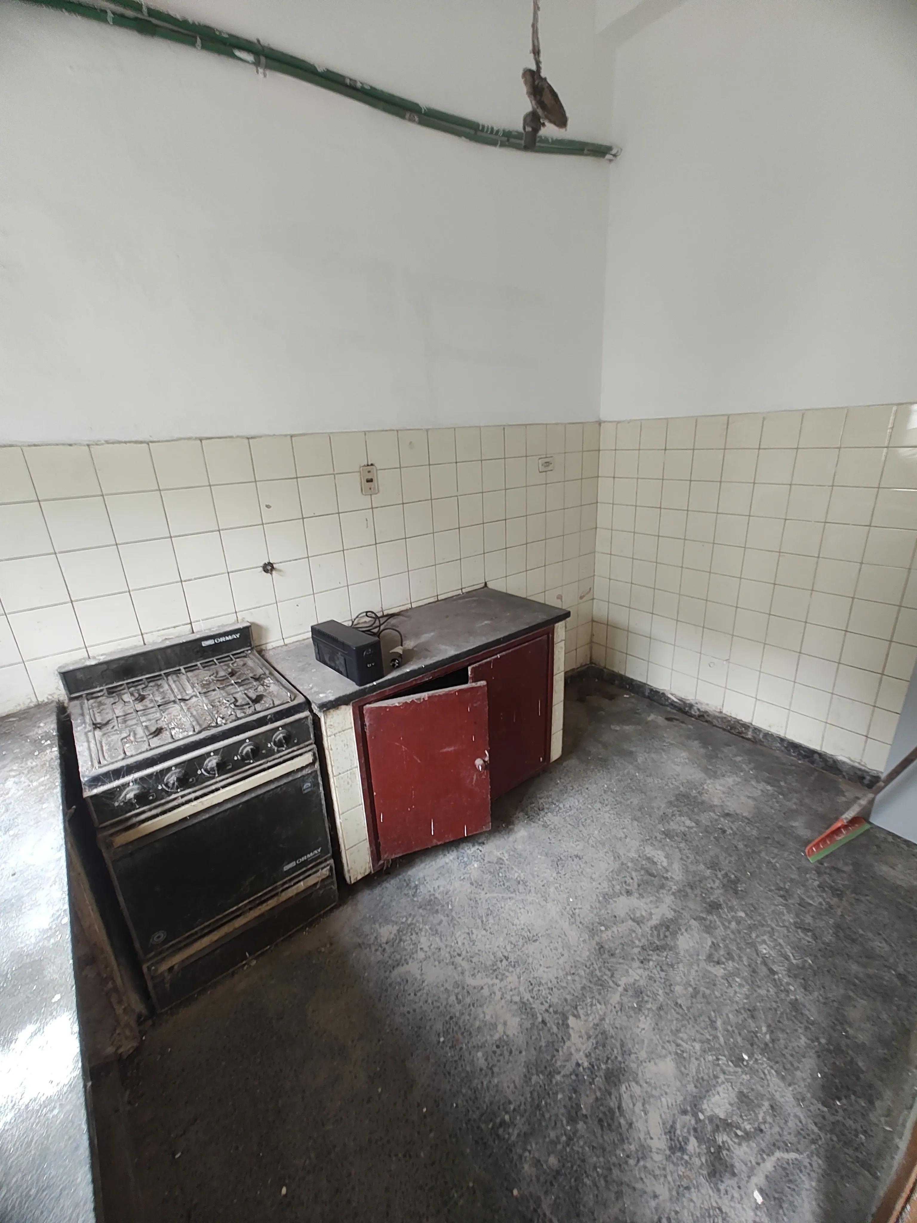 OPORTUNIDAD VENTA CASA  A RECICLAR CENTRICA 10 AMBIENTES