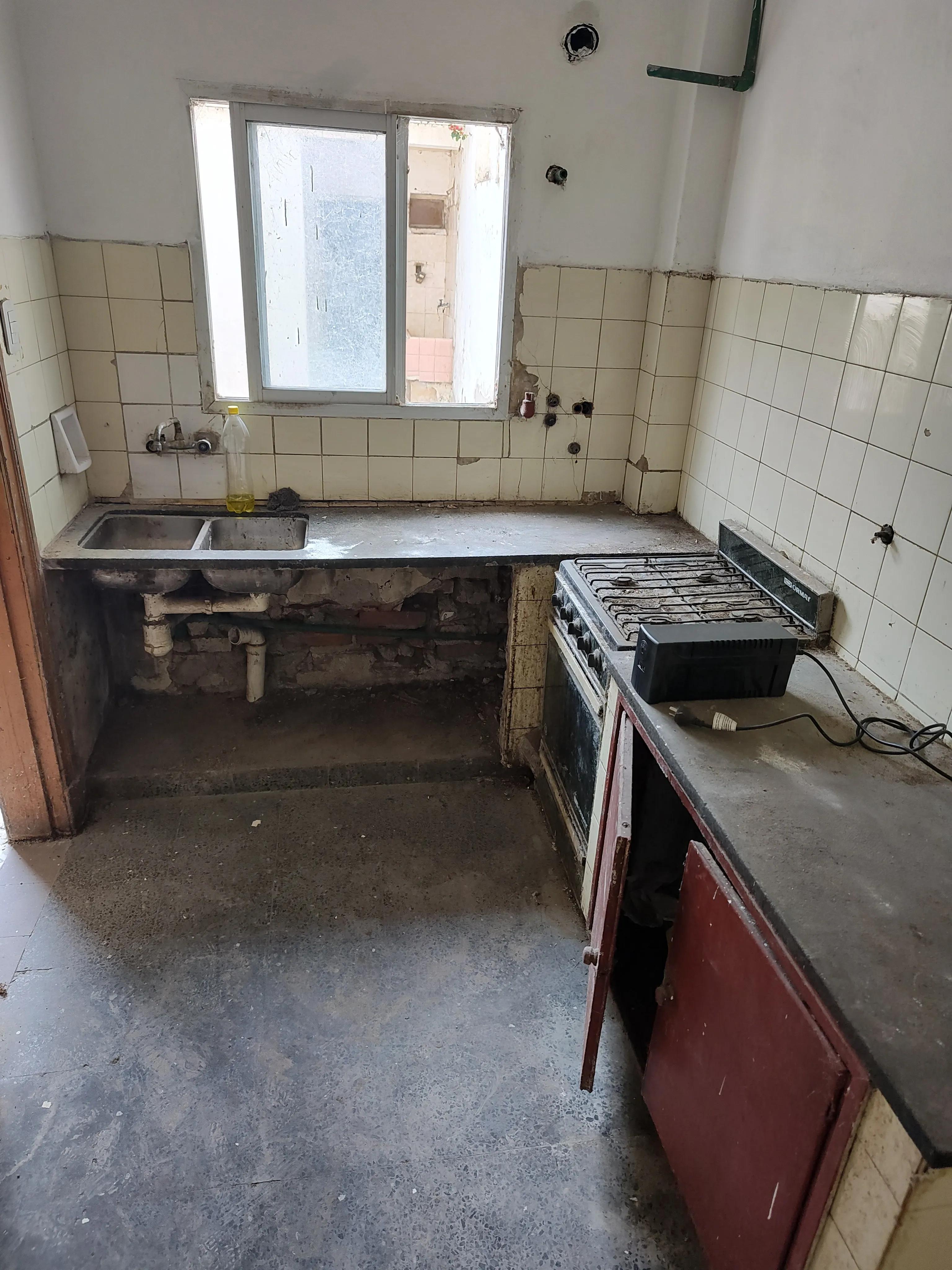 OPORTUNIDAD VENTA CASA  A RECICLAR CENTRICA 10 AMBIENTES