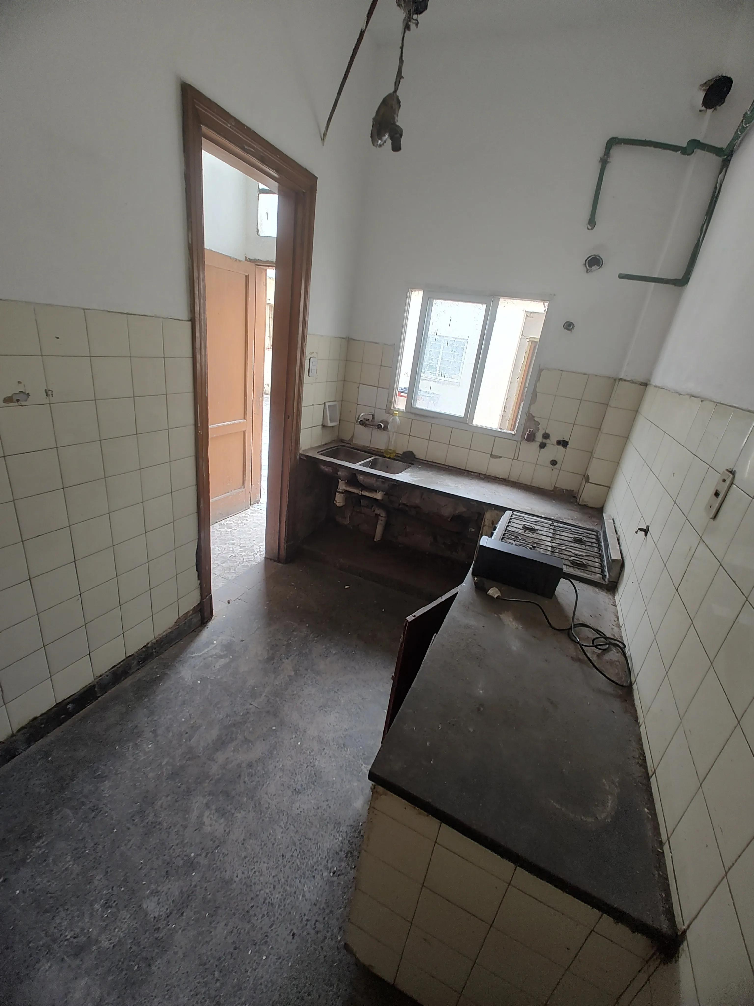 OPORTUNIDAD VENTA CASA  A RECICLAR CENTRICA 10 AMBIENTES