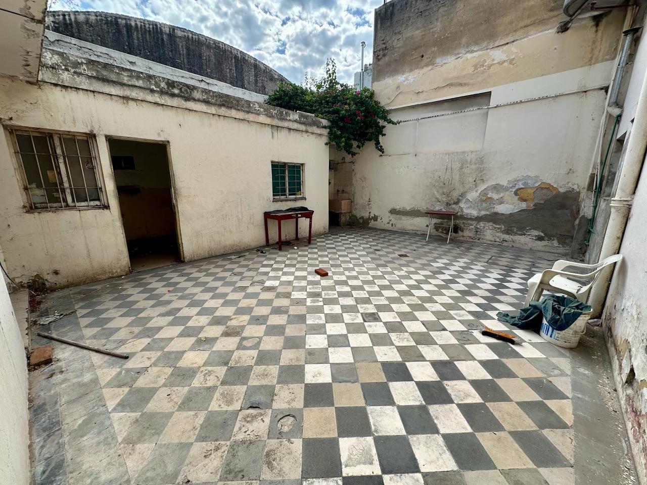 OPORTUNIDAD VENTA CASA  A RECICLAR CENTRICA 10 AMBIENTES