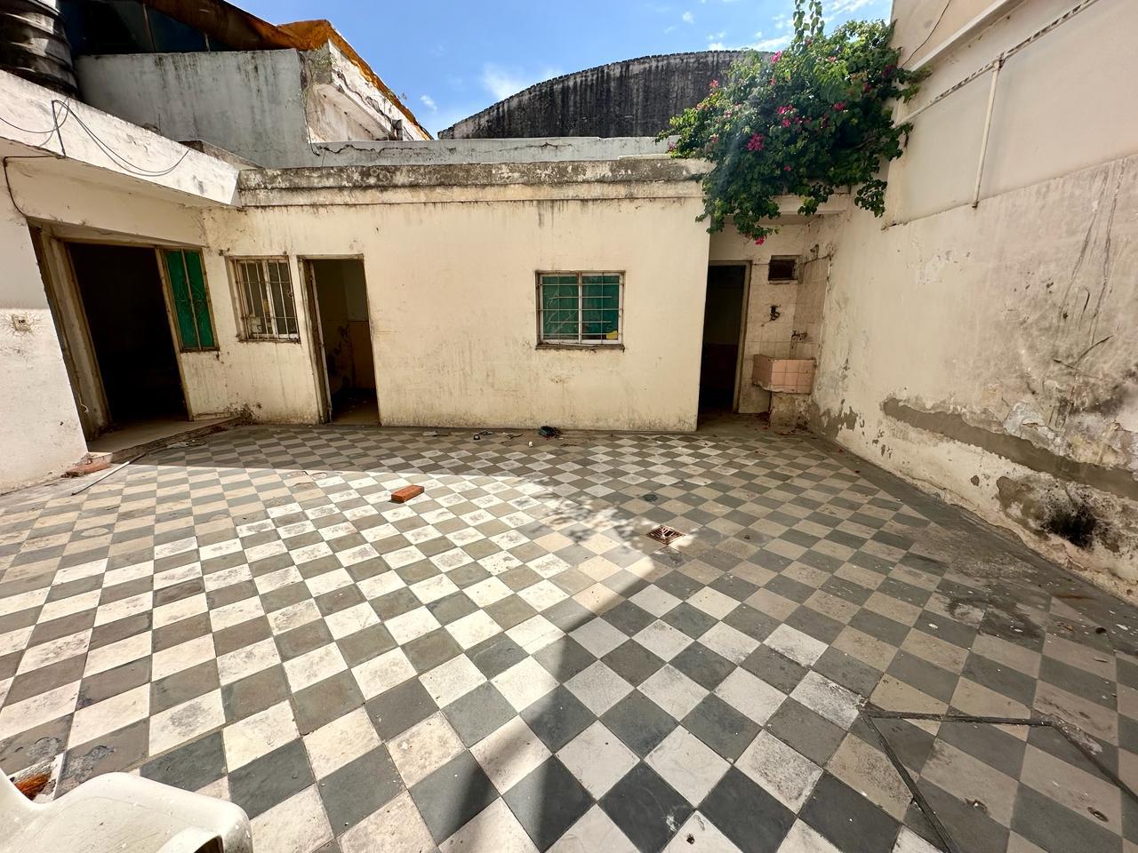 OPORTUNIDAD VENTA CASA  A RECICLAR CENTRICA 10 AMBIENTES