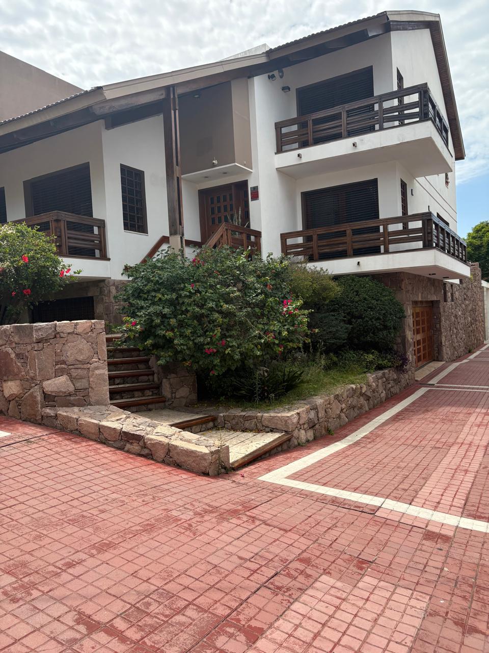 Se alquila casa en Barrio Cofico apta alquiler comercial