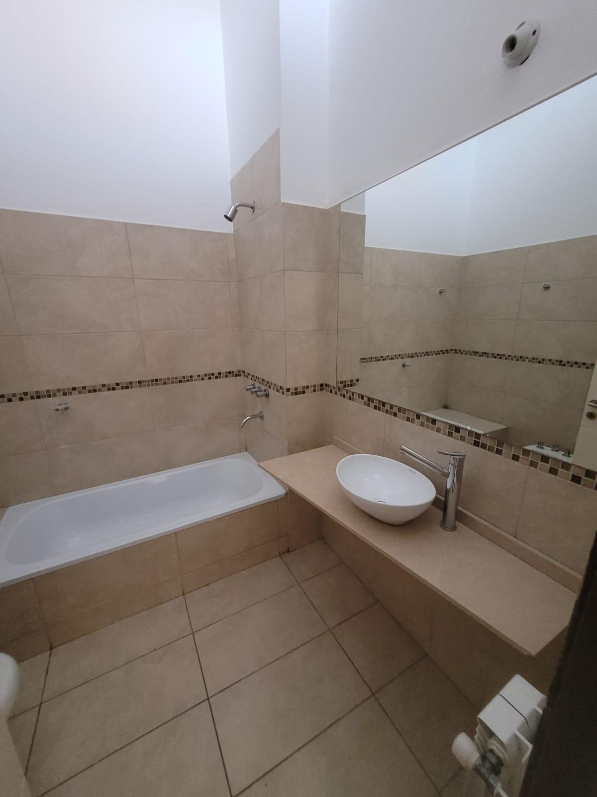 Alq. Duplex- 7 soles- 3 dorm. patio, cochera