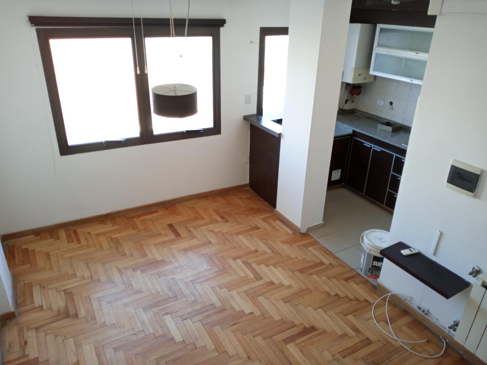 Alq. Alberdi- 27 de abril 710- 1 dormitorio- balcón y terraza- aire y calefacción