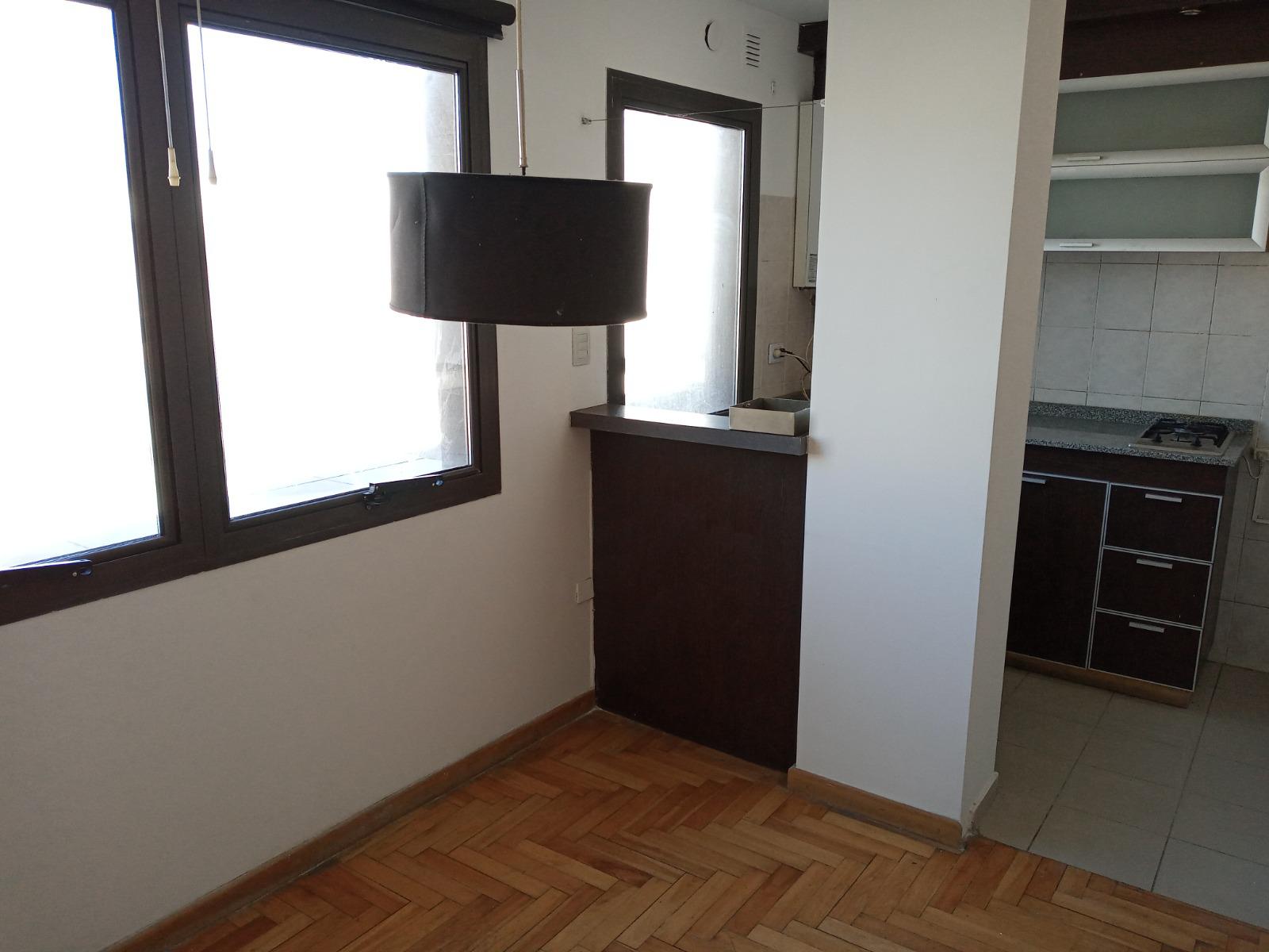 Alq. Alberdi- 27 de abril 710- 1 dormitorio- balcón y terraza- aire y calefacción