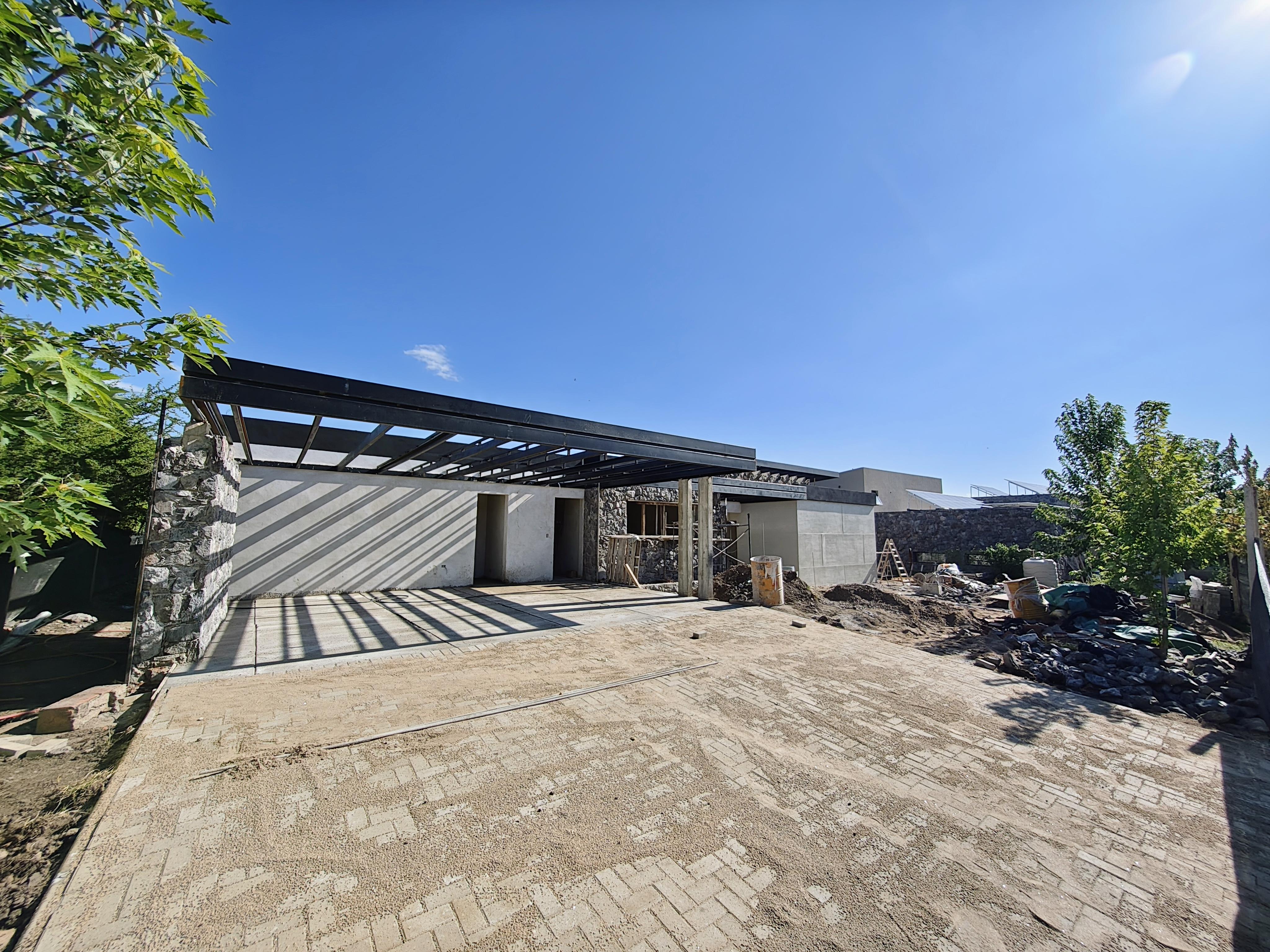 EL TERRON COUNTRY VENDO MODERNA CASA DE CATEGORIA CON FONDO AL GOLF