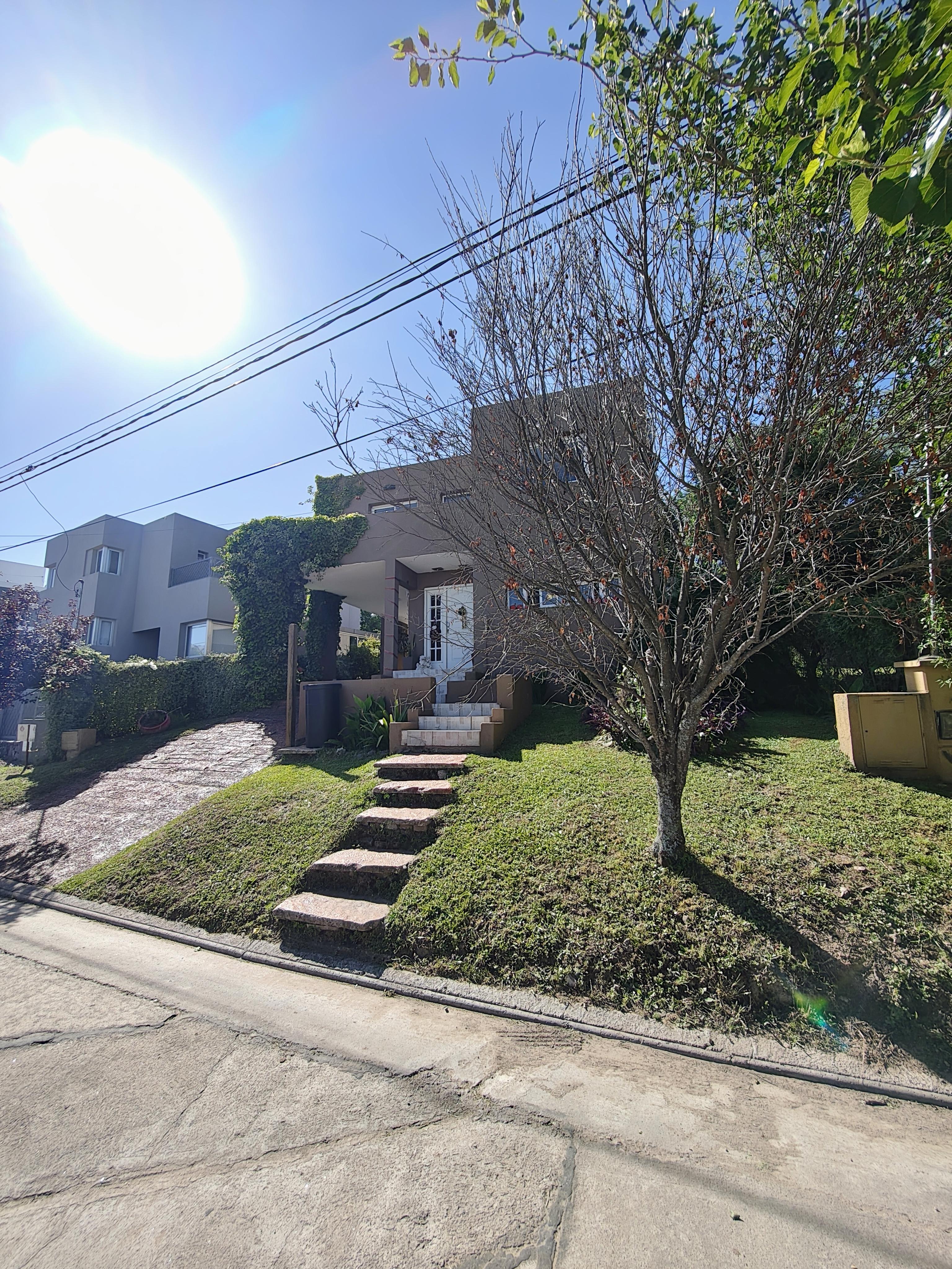 LA ESTANZUELA  BARRIO CERRADO OPORTUNIDAD VENDO MUY LINDA CASA