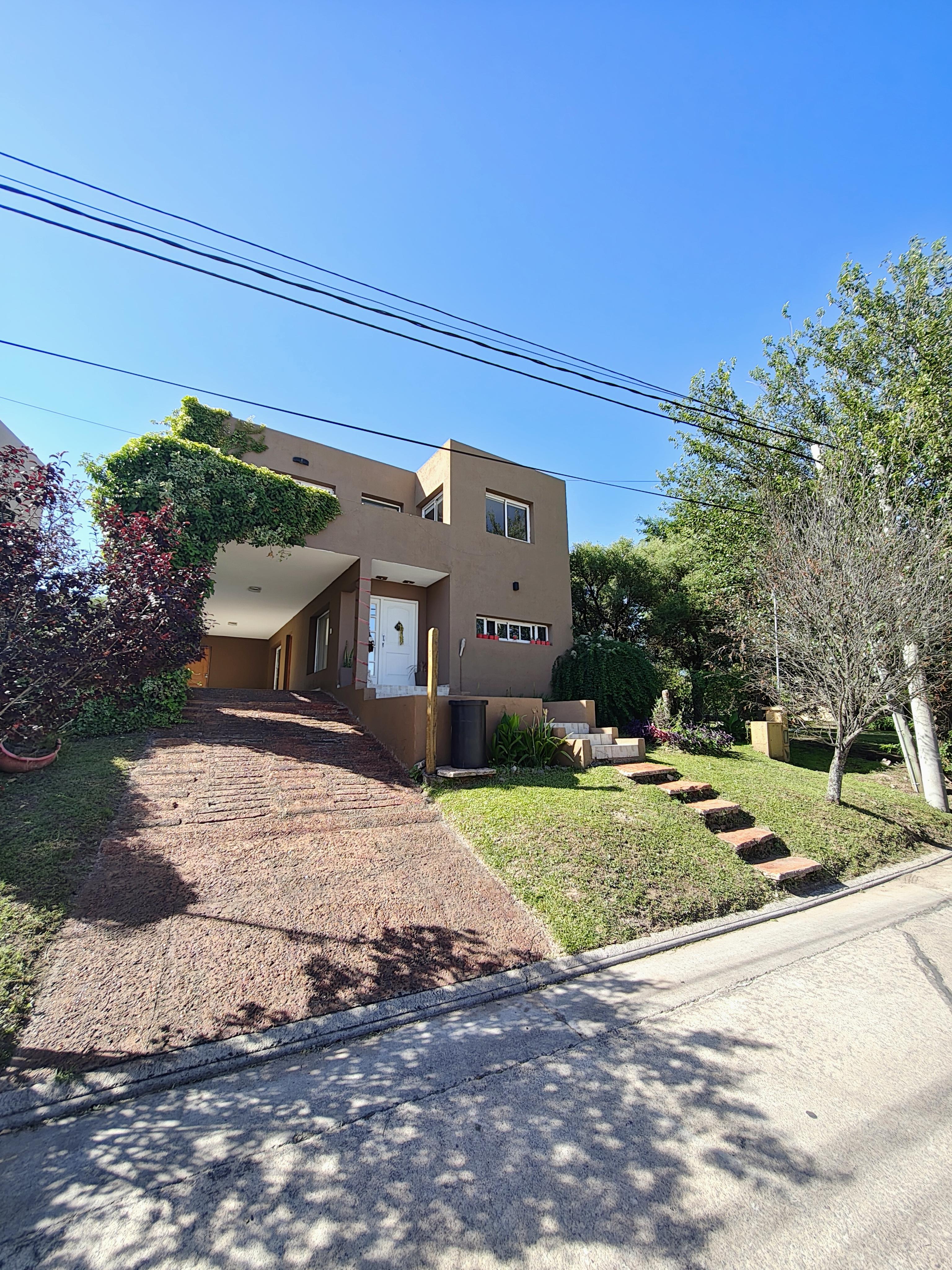 LA ESTANZUELA  BARRIO CERRADO OPORTUNIDAD VENDO MUY LINDA CASA