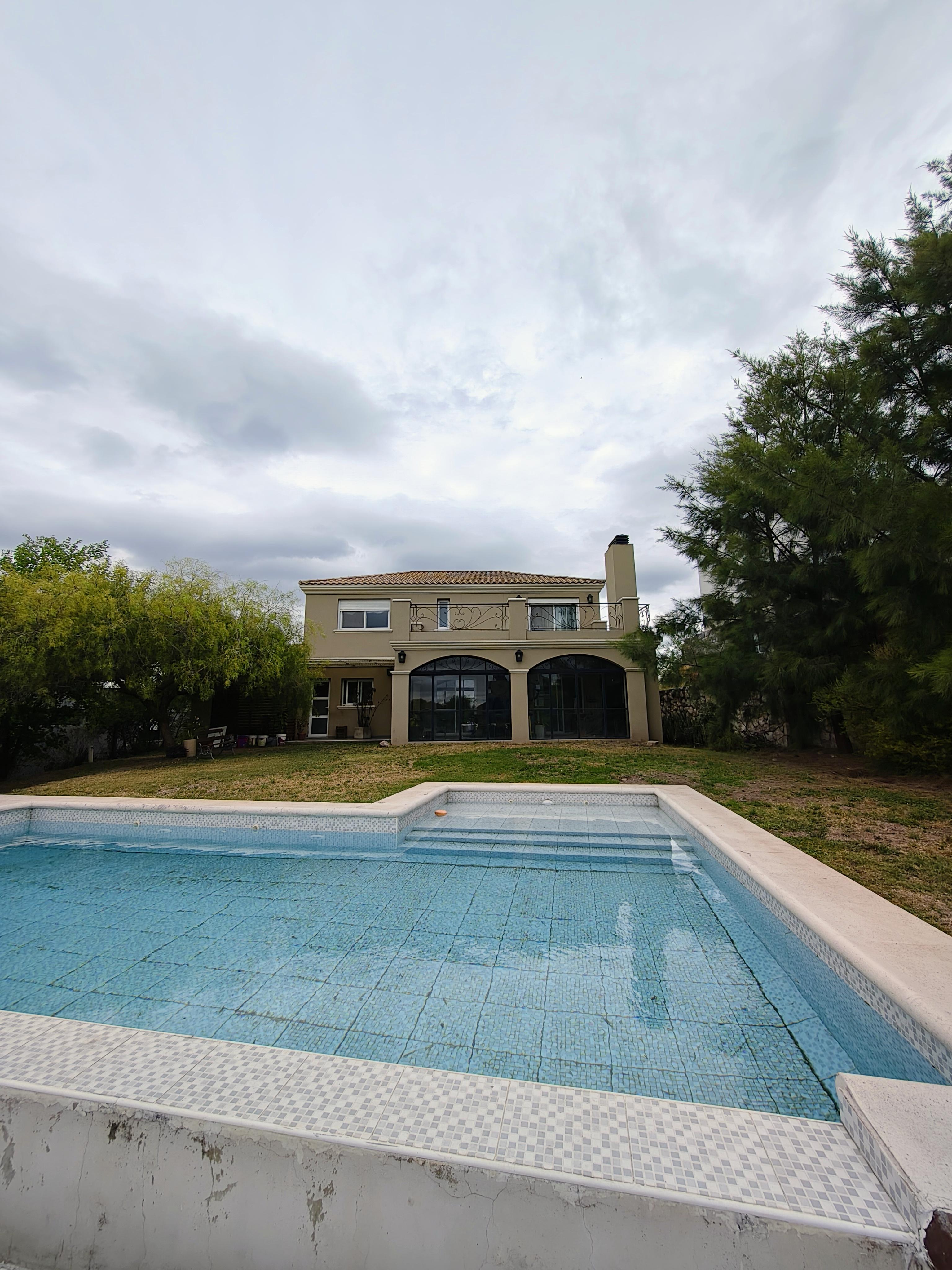 Q2 COUNTRY MENDIOLAZA VENDEMOS HERMOSA CASA