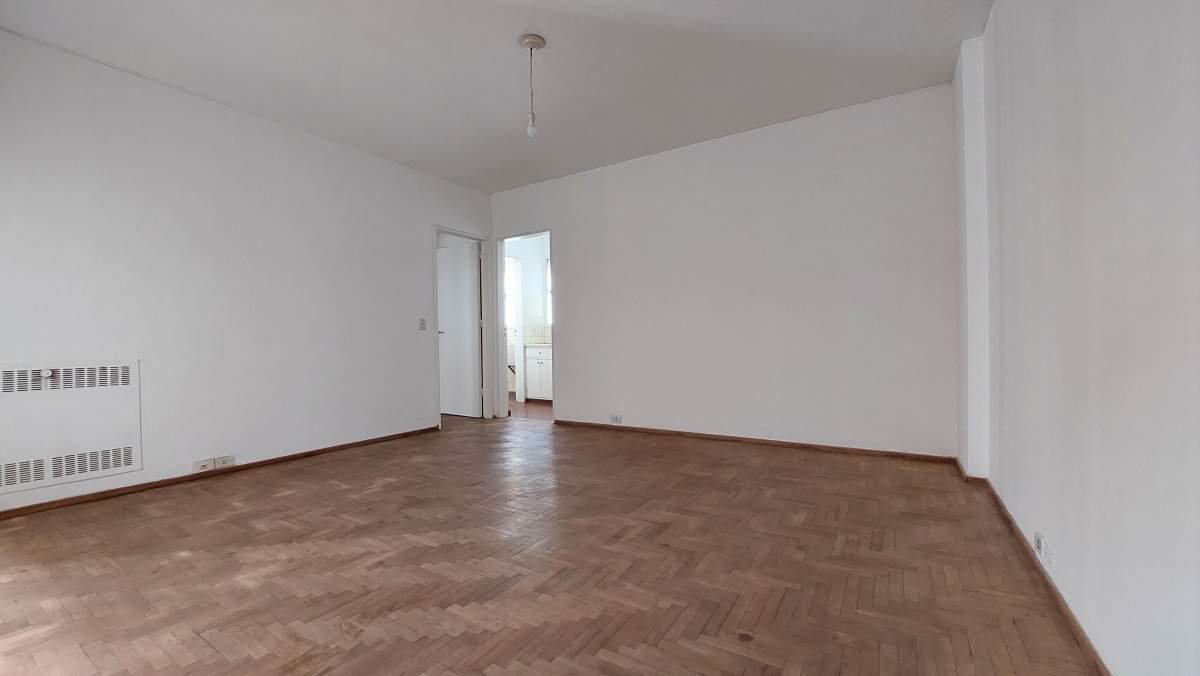 SUPER AMPLIO DEPARTAMENTO EN PLENO CENTRO DE LA CIUDAD