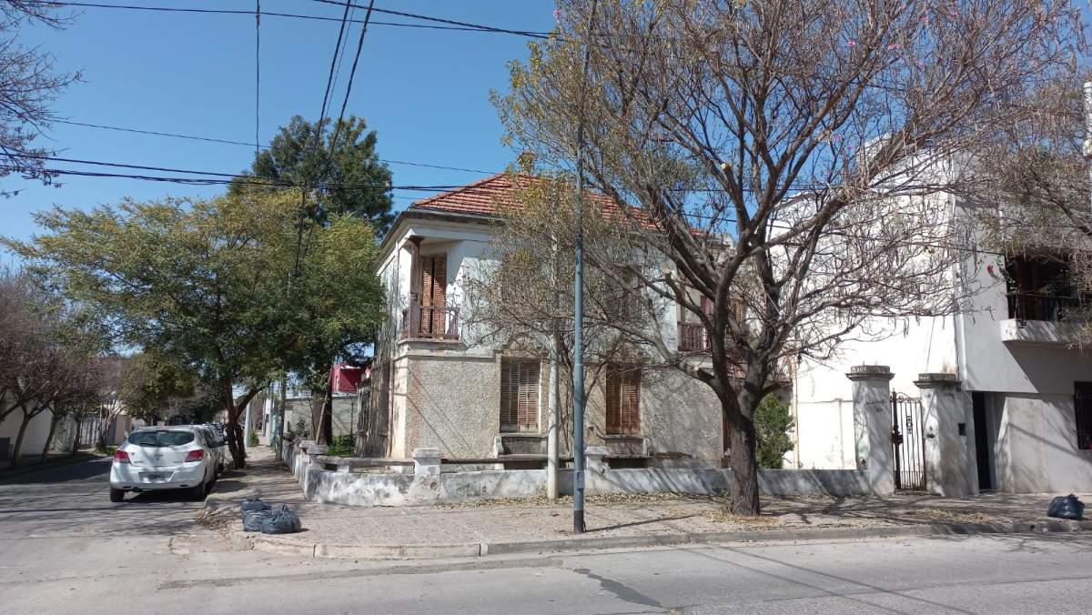 Historica Casa en Rogelio Martinez!!!!!