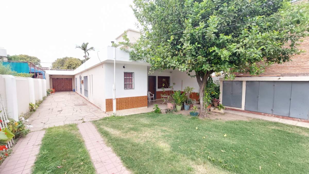 Casa 4 Dormitorios con Patio Grande y Garage - Opcion Deposito - Lavalleja 2600