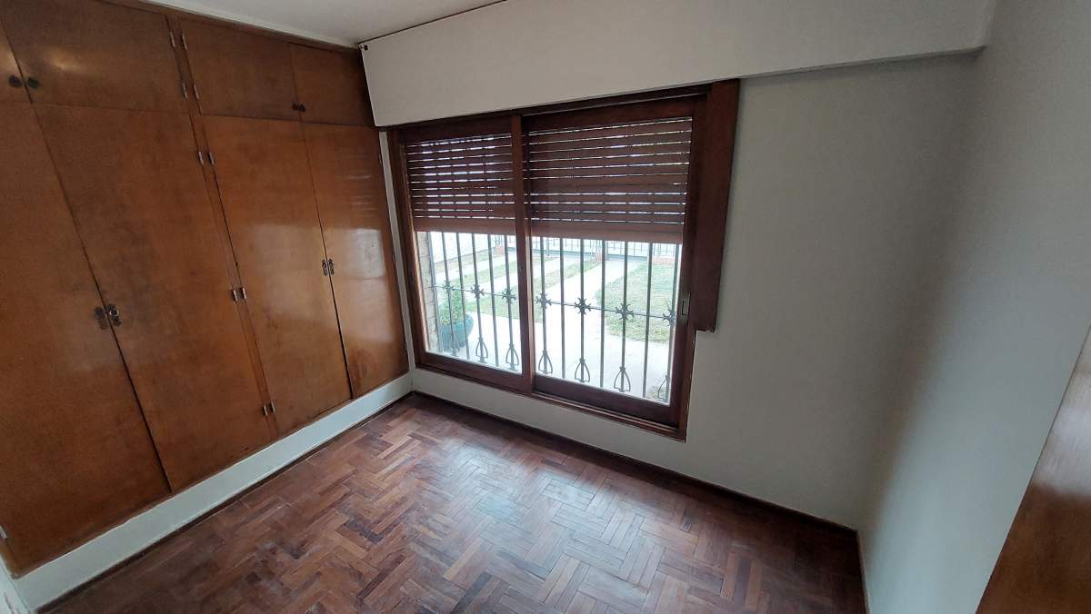 Casa 4 Dormitorios con Patio Grande y Garage - Opcion Deposito - Lavalleja 2600