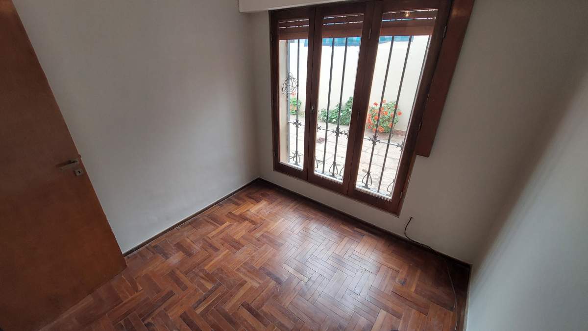 Casa 4 Dormitorios con Patio Grande y Garage - Opcion Deposito - Lavalleja 2600
