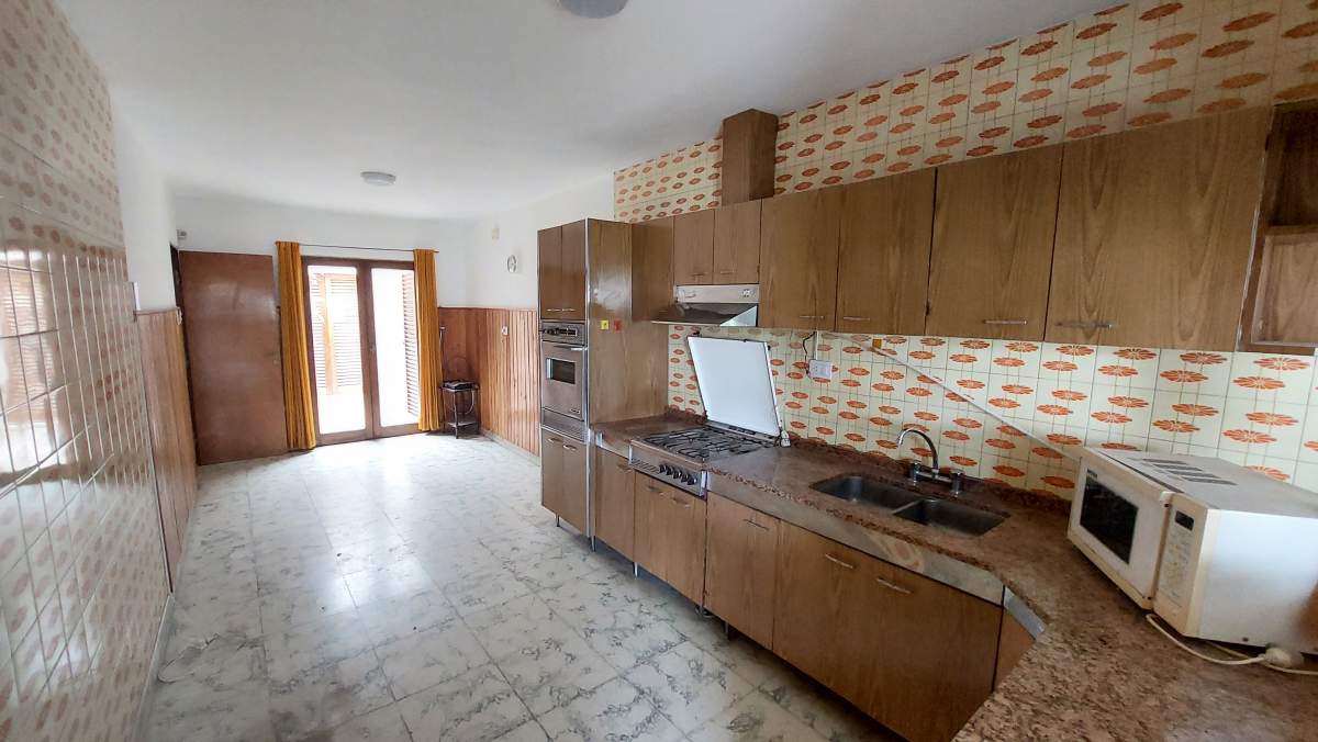 Casa 4 Dormitorios con Patio Grande y Garage - Opcion Deposito - Lavalleja 2600