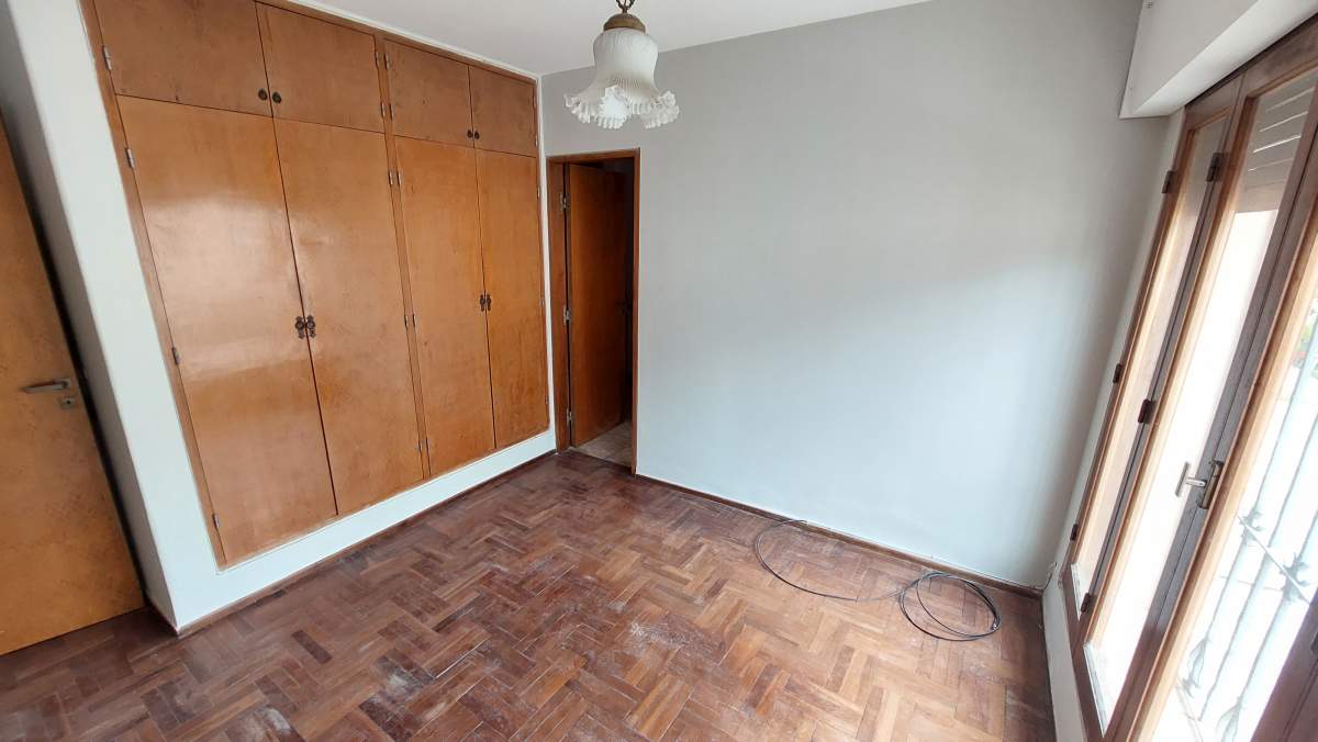 Casa 4 Dormitorios con Patio Grande y Garage - Opcion Deposito - Lavalleja 2600