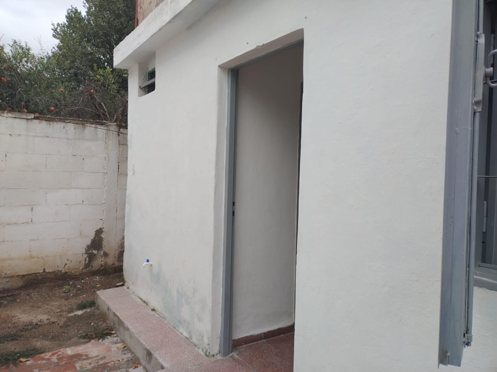 SE ALQUILA MONOAMBIENTE CON PATIO B LOS PLATANOS