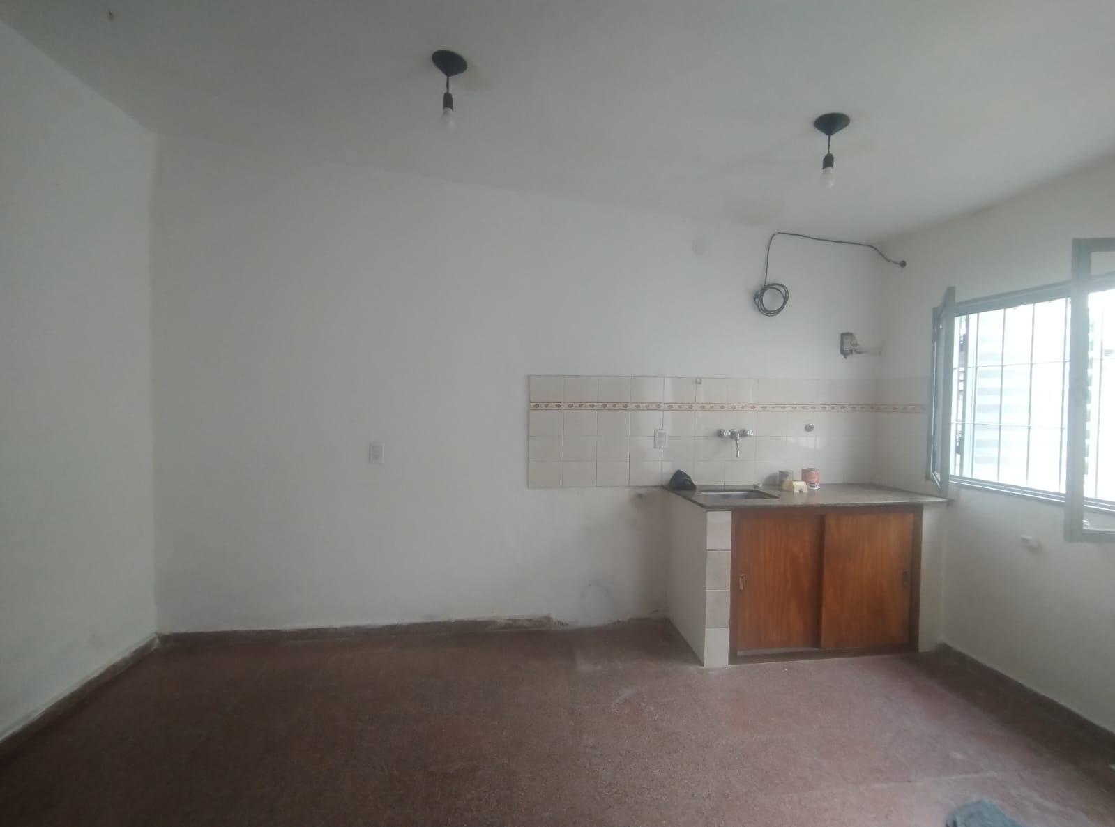 SE ALQUILA MONOAMBIENTE CON PATIO B LOS PLATANOS