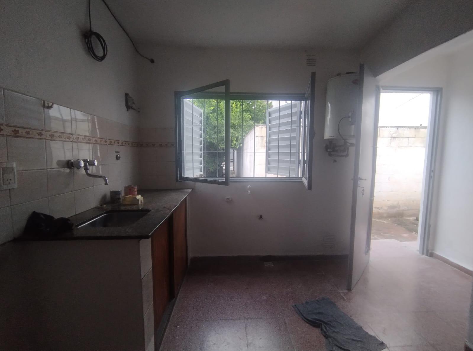 SE ALQUILA MONOAMBIENTE CON PATIO B LOS PLATANOS