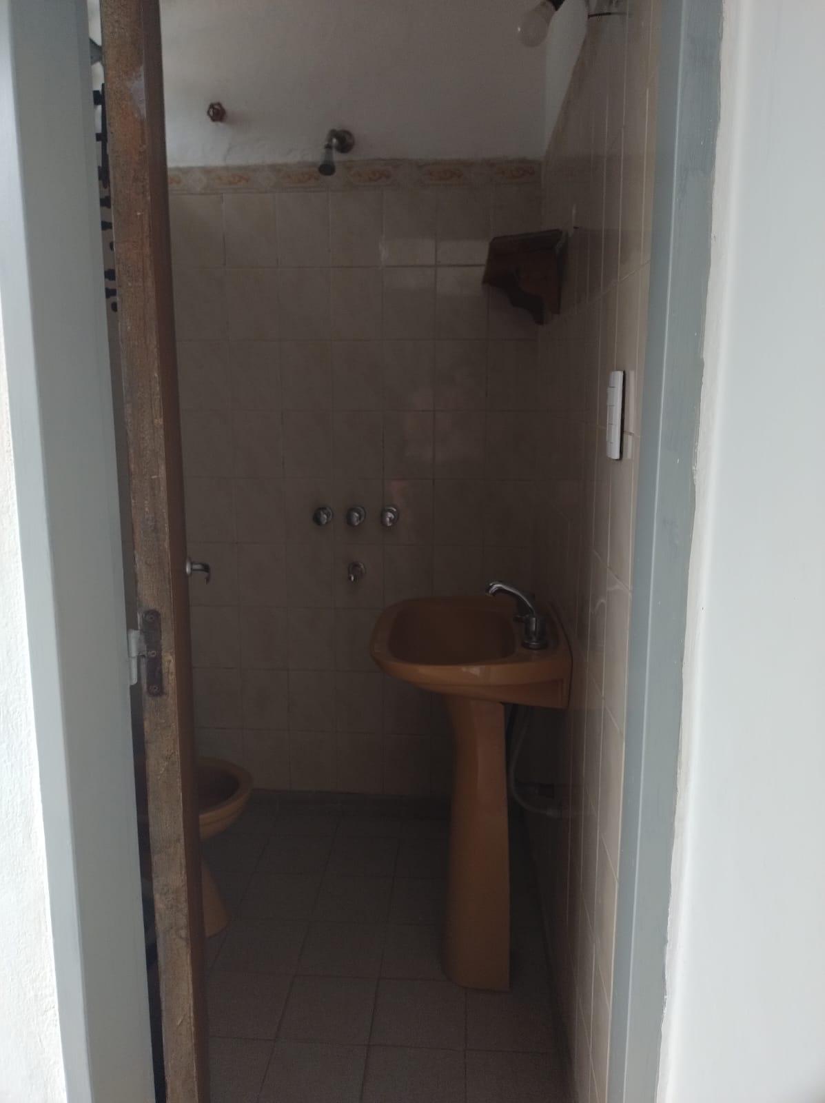 SE ALQUILA MONOAMBIENTE CON PATIO B LOS PLATANOS