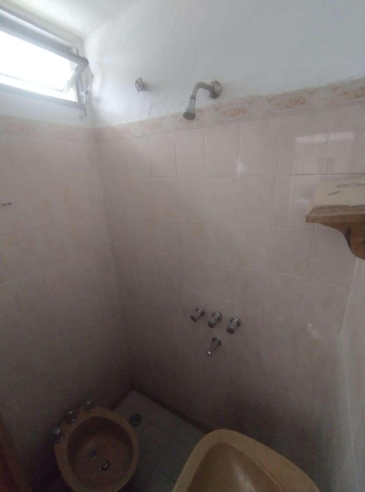 SE ALQUILA MONOAMBIENTE CON PATIO B LOS PLATANOS