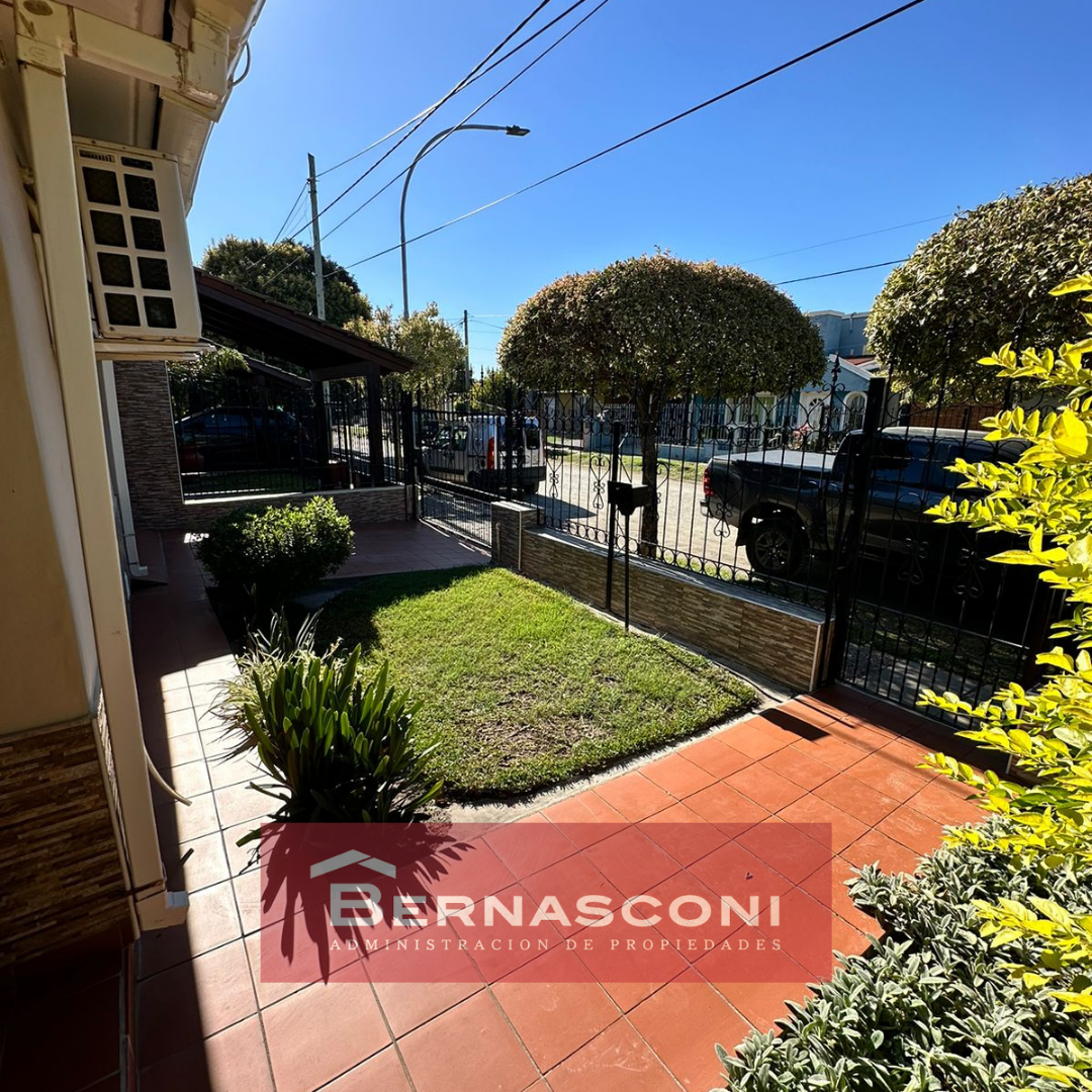 Casa en venta de 3 dormitorios con cochera y patio en B Jardín Hipódromo  Córdoba Capital