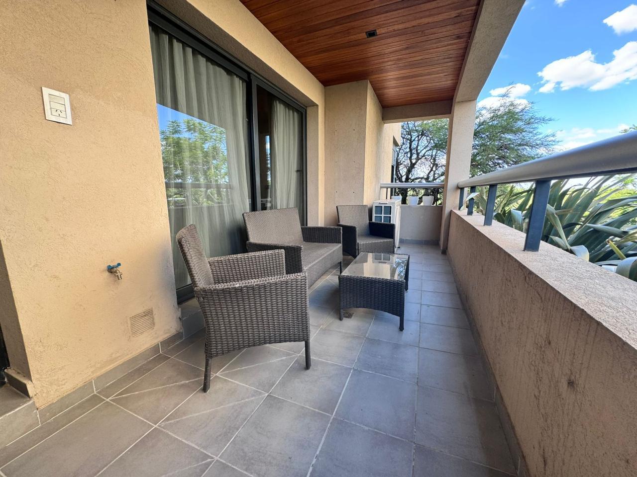 LIVETTE CHATEAU  CARRERAS 2 DORM PLANTA BAJA COCHERA