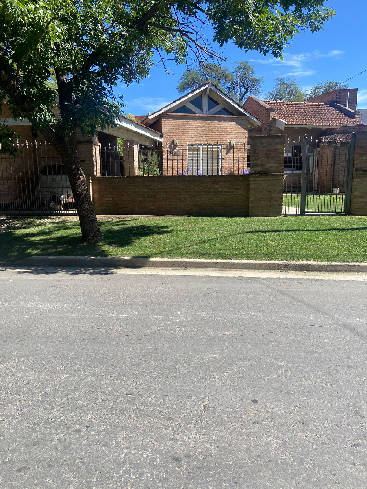 CASA EN VENTA - VILLA RIVERA INDARTE 3 DORM -PATIO -PILETA