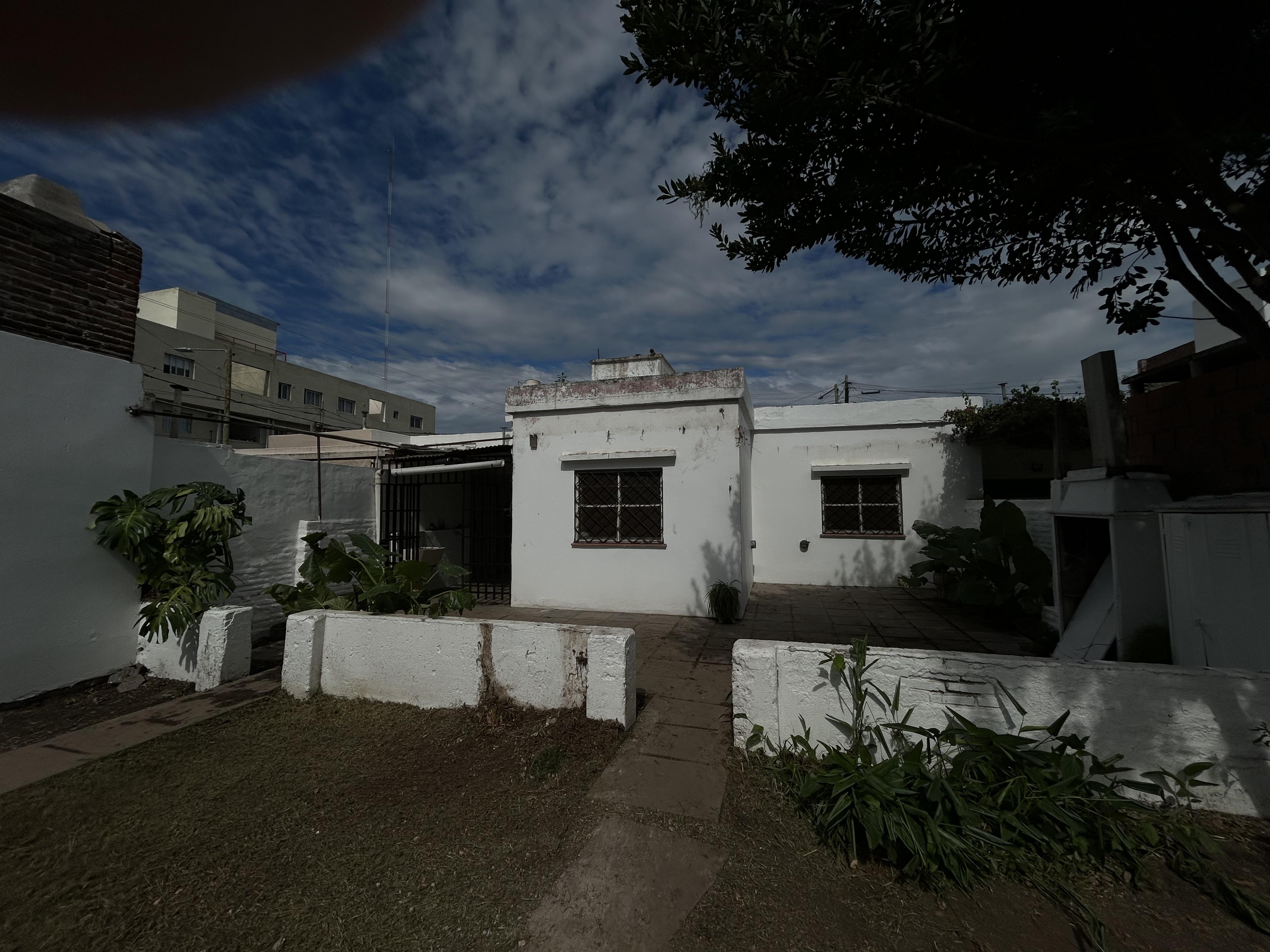 Casa a mts Dino Ruta 20 con garage y patio !!!