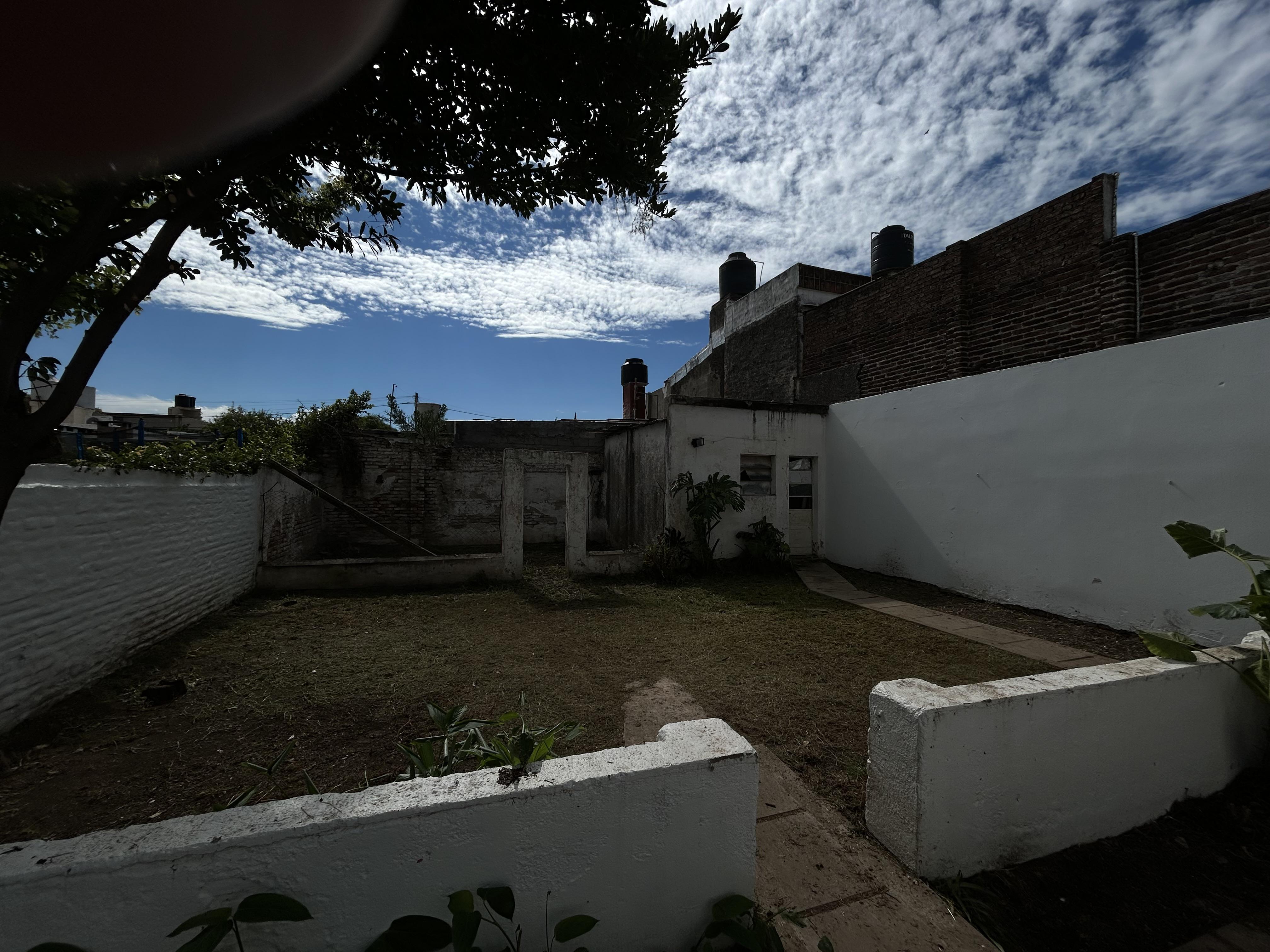 Casa a mts Dino Ruta 20 con garage y patio !!!