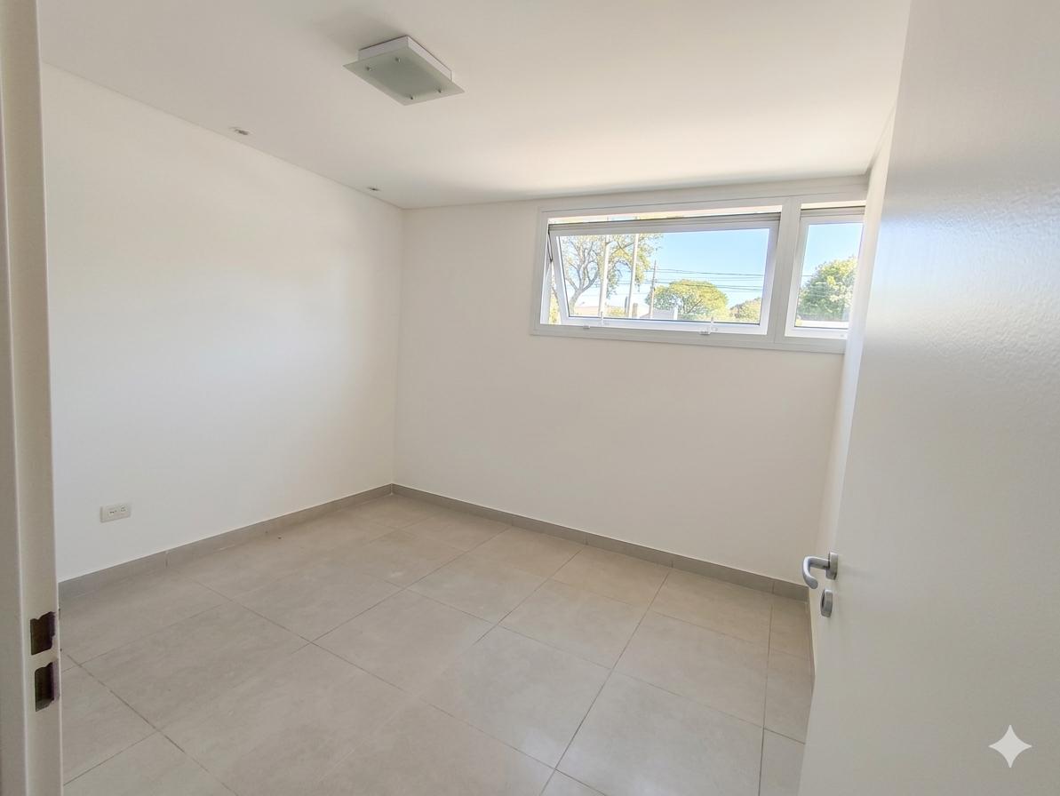 MODERNA OFICINA EN VILLAGE PLAZA FRENTE MUJER URBANA Av.R. NUÑEZ Y LAPACE