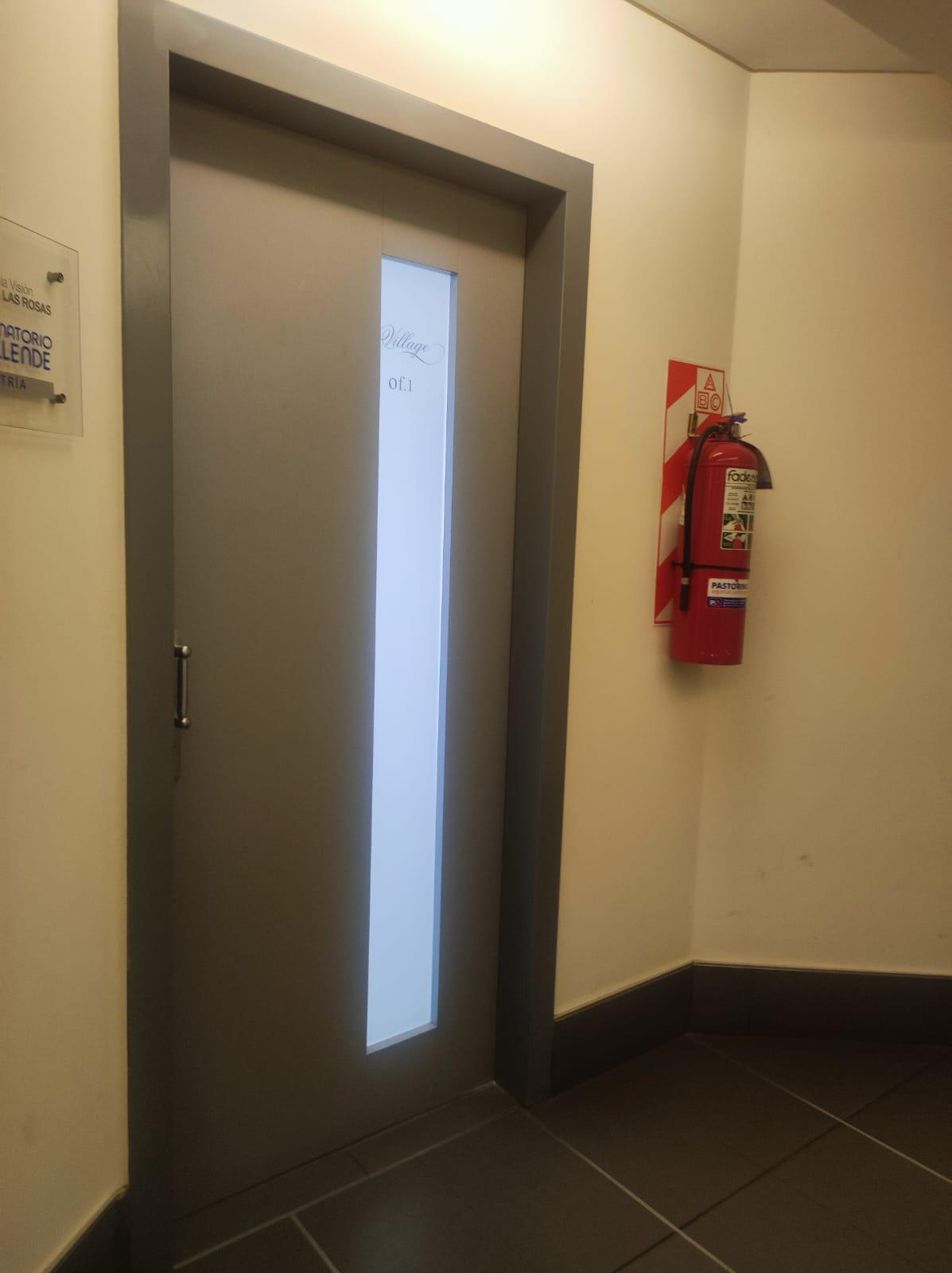 MODERNA OFICINA EN VILLAGE PLAZA FRENTE MUJER URBANA Av.R. NUÑEZ Y LAPACE