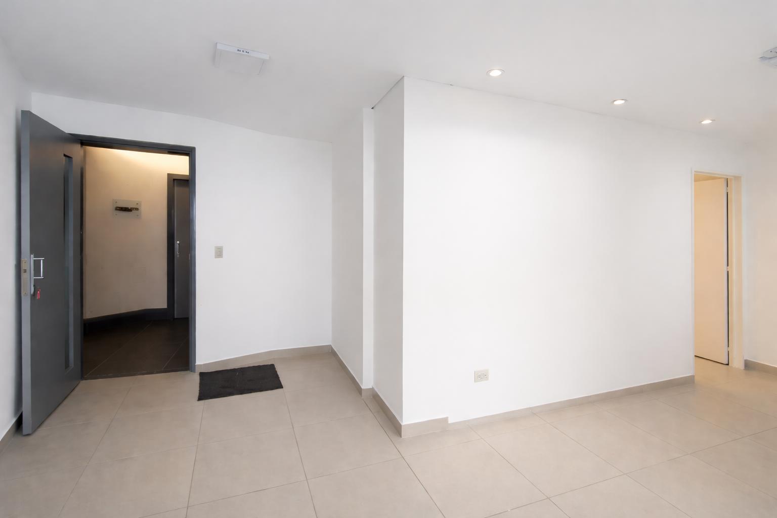 MODERNA OFICINA EN VILLAGE PLAZA FRENTE MUJER URBANA Av.R. NUÑEZ Y LAPACE