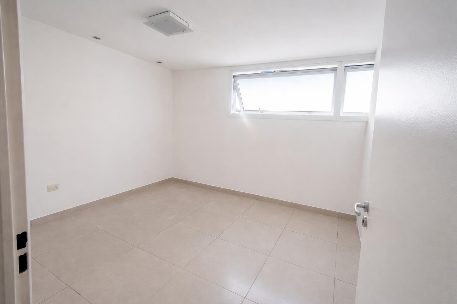 MODERNA OFICINA EN VILLAGE PLAZA FRENTE MUJER URBANA Av.R. NUÑEZ Y LAPACE