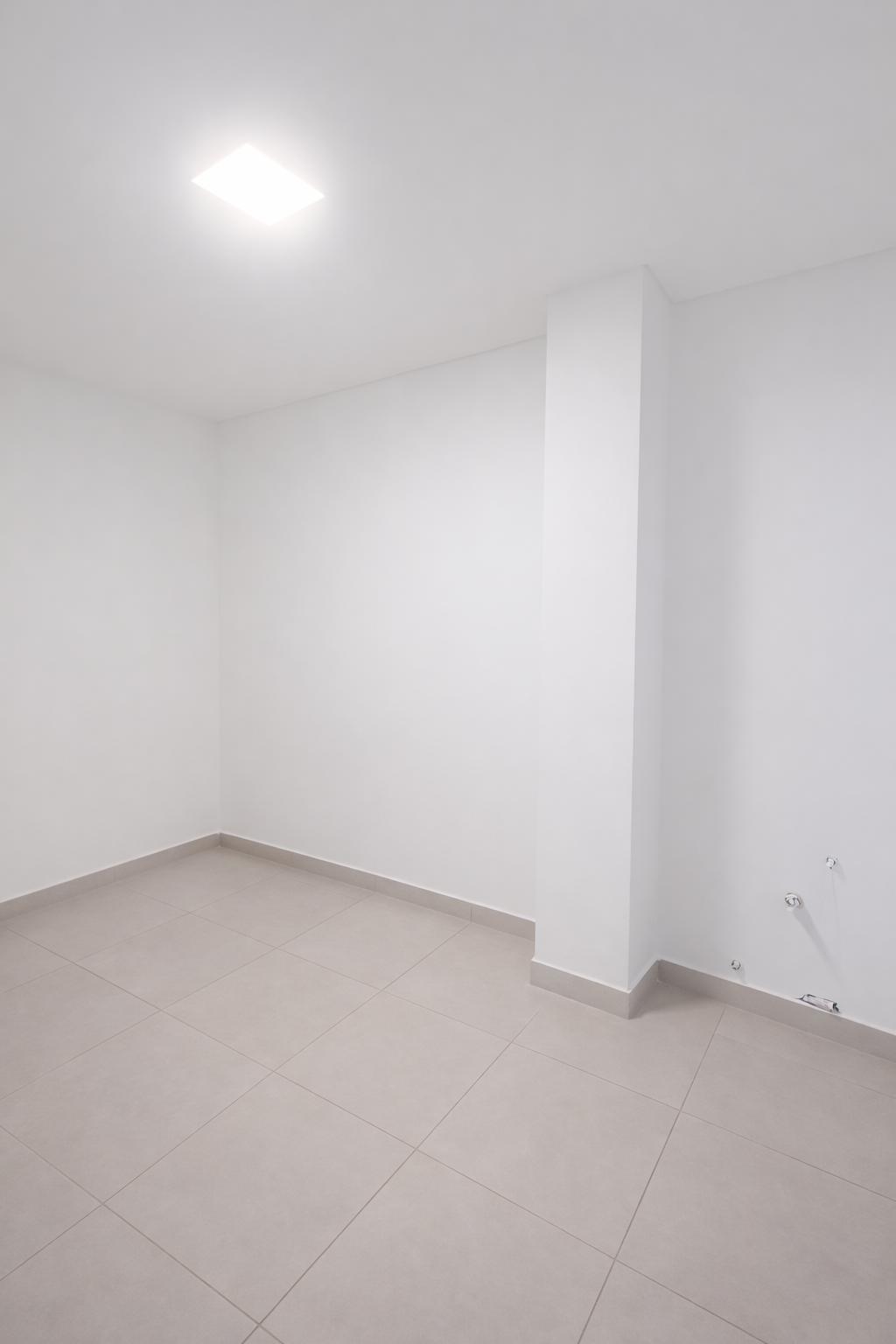 MODERNA OFICINA EN VILLAGE PLAZA FRENTE MUJER URBANA Av.R. NUÑEZ Y LAPACE