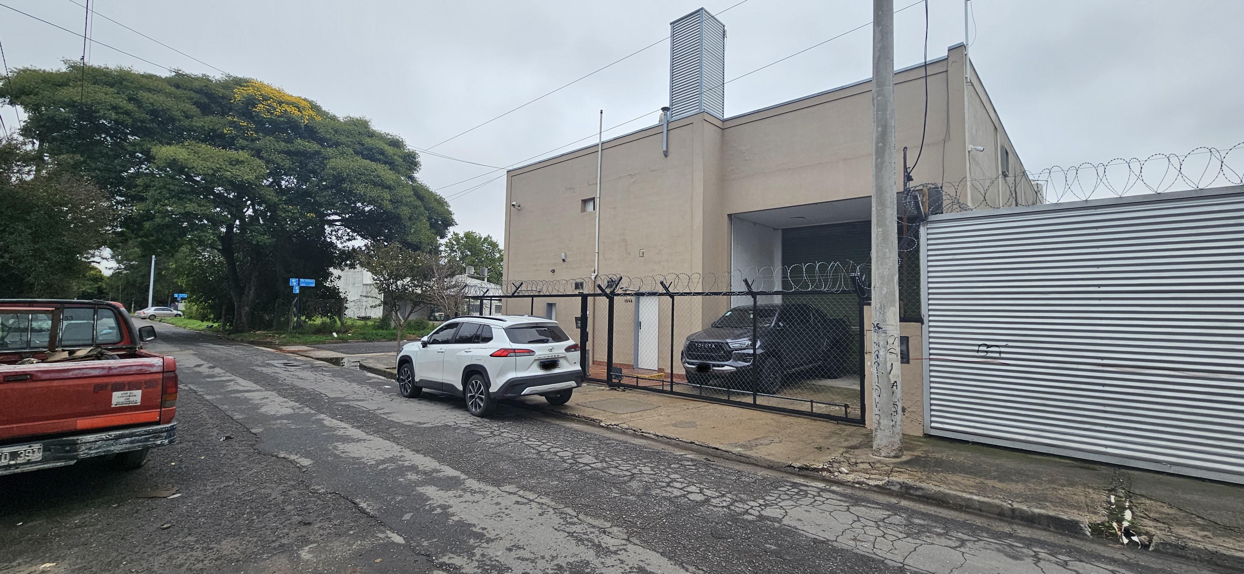 Excelente Galpon esquina. Doble ingreso con Oficinas U$S 179.000.- Patron 3A