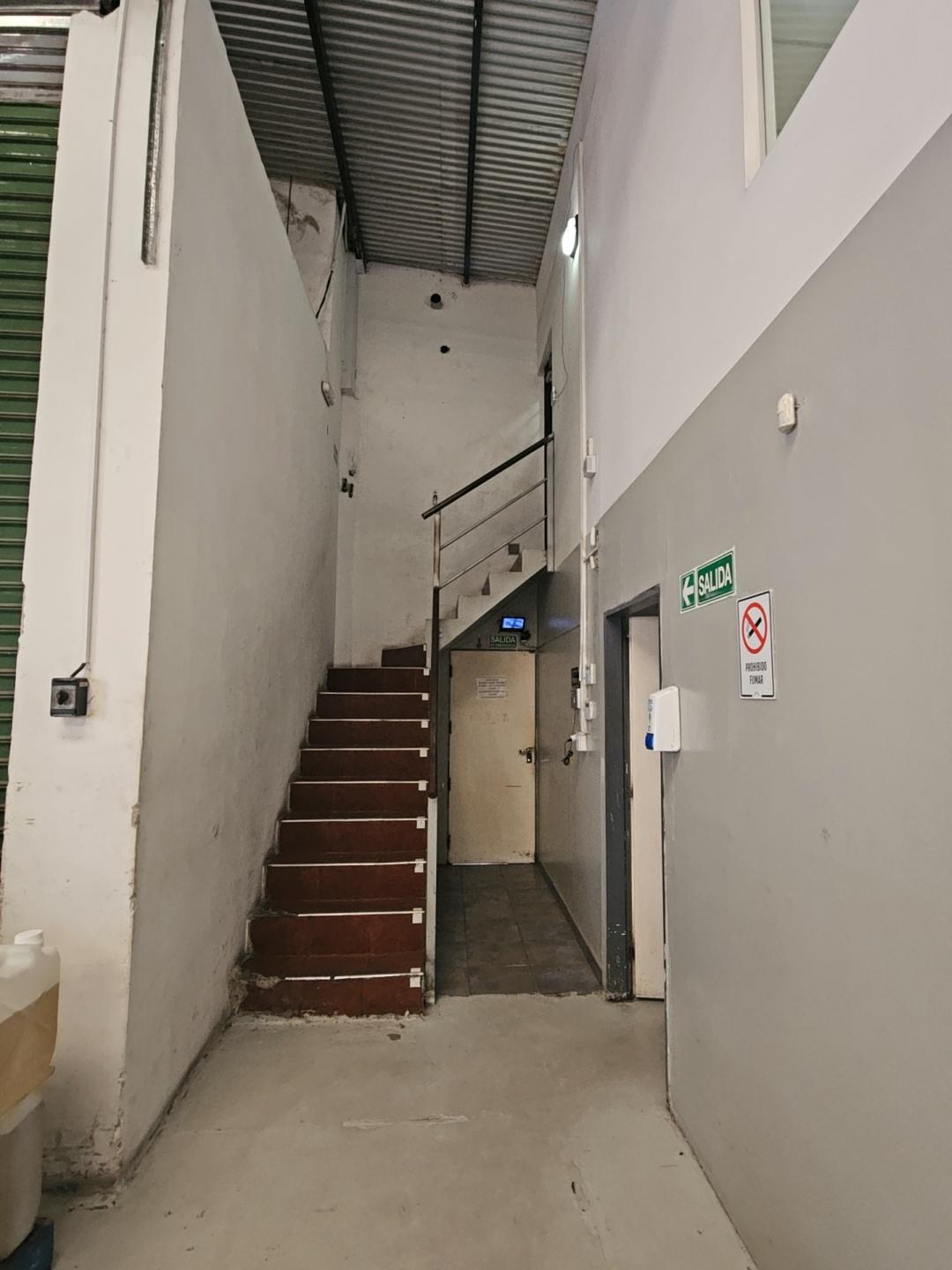 Excelente Galpon esquina. Doble ingreso con Oficinas U$S 179.000.- Patron 3A