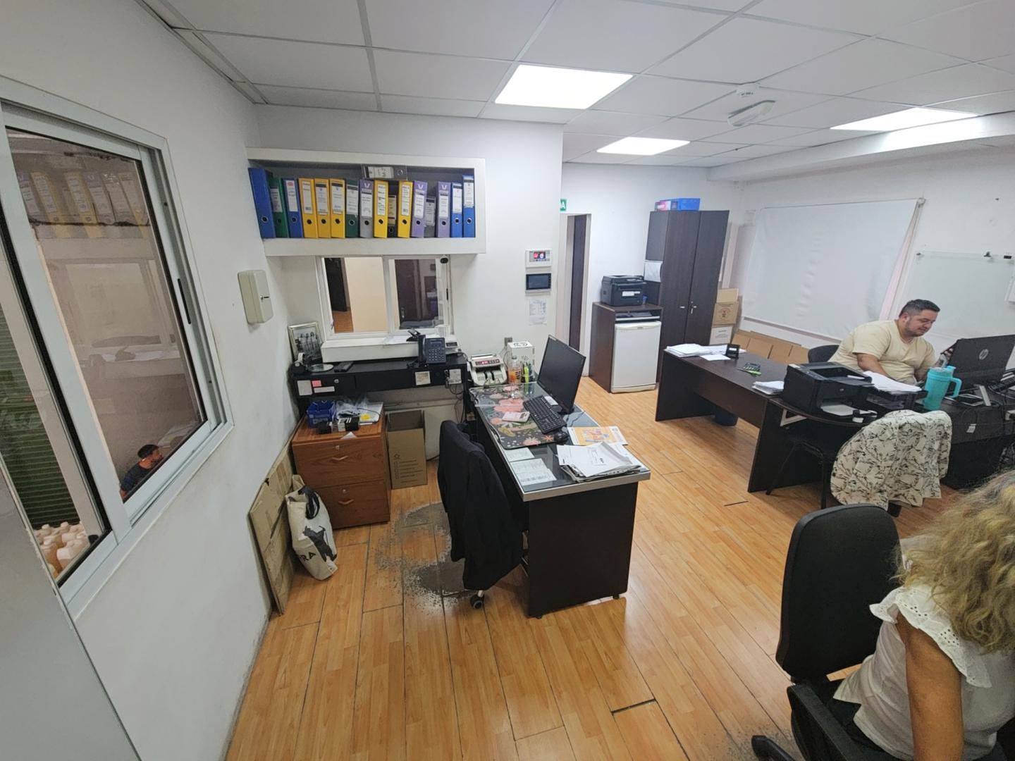 Excelente Galpon esquina. Doble ingreso con Oficinas U$S 179.000.- Patron 3A