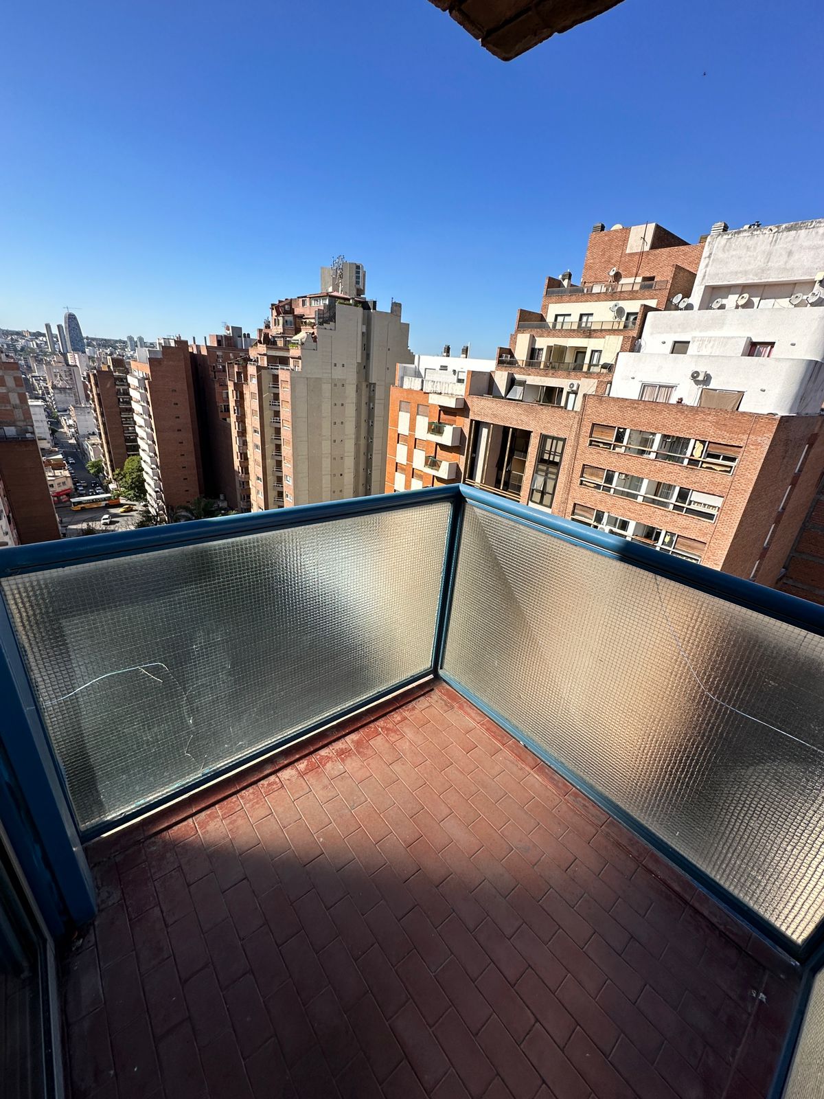 Departamento con 3 balcones al frente