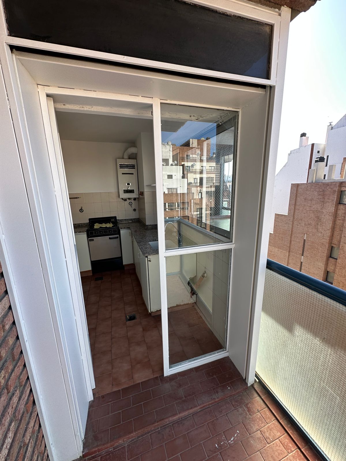 Departamento con 3 balcones al frente