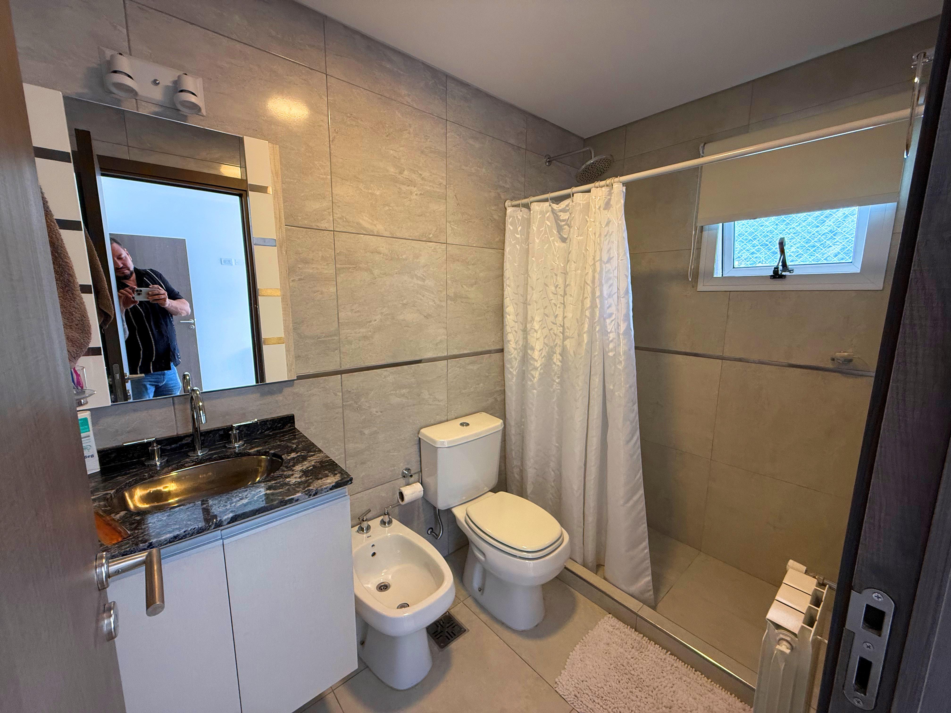 DEPARTAMENTO DE TRES DORMITORIOS. VILLA CARLOS PAZ